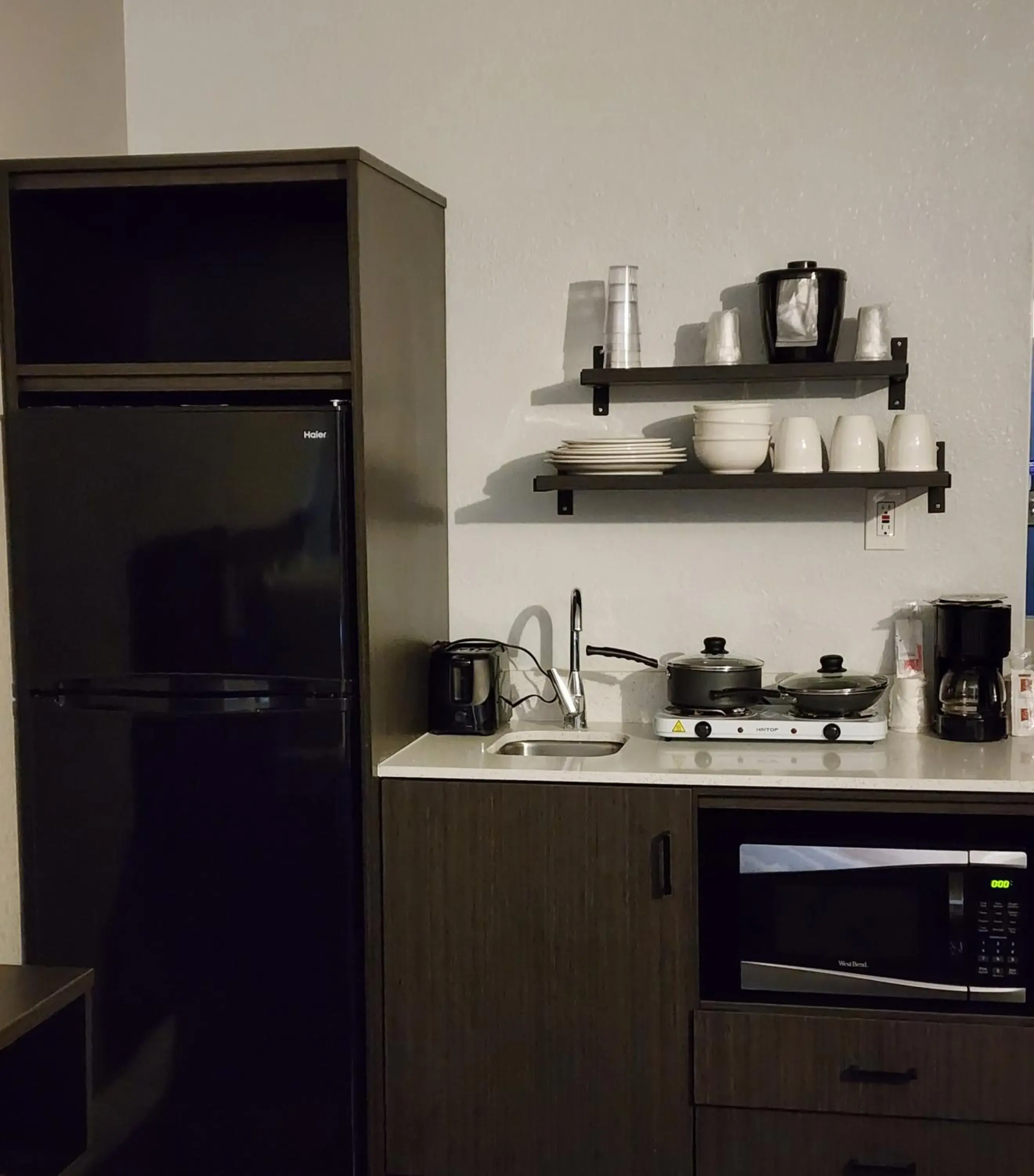 Kitchen or kitchenette, Kitchen/Kitchenette in Studio 6 Sacramento, CA Natomas