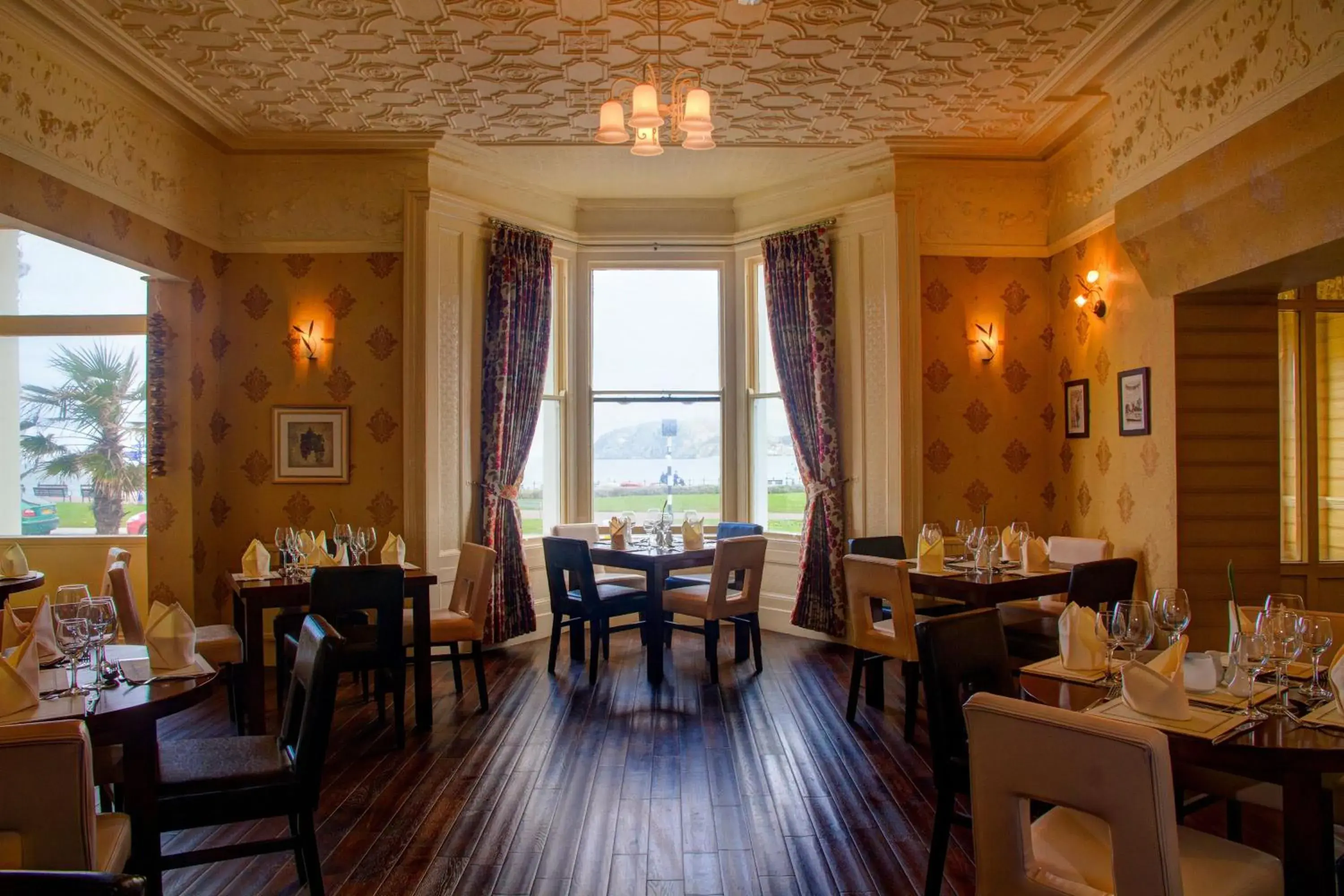 Restaurant/Places to Eat in Baytree Hotel