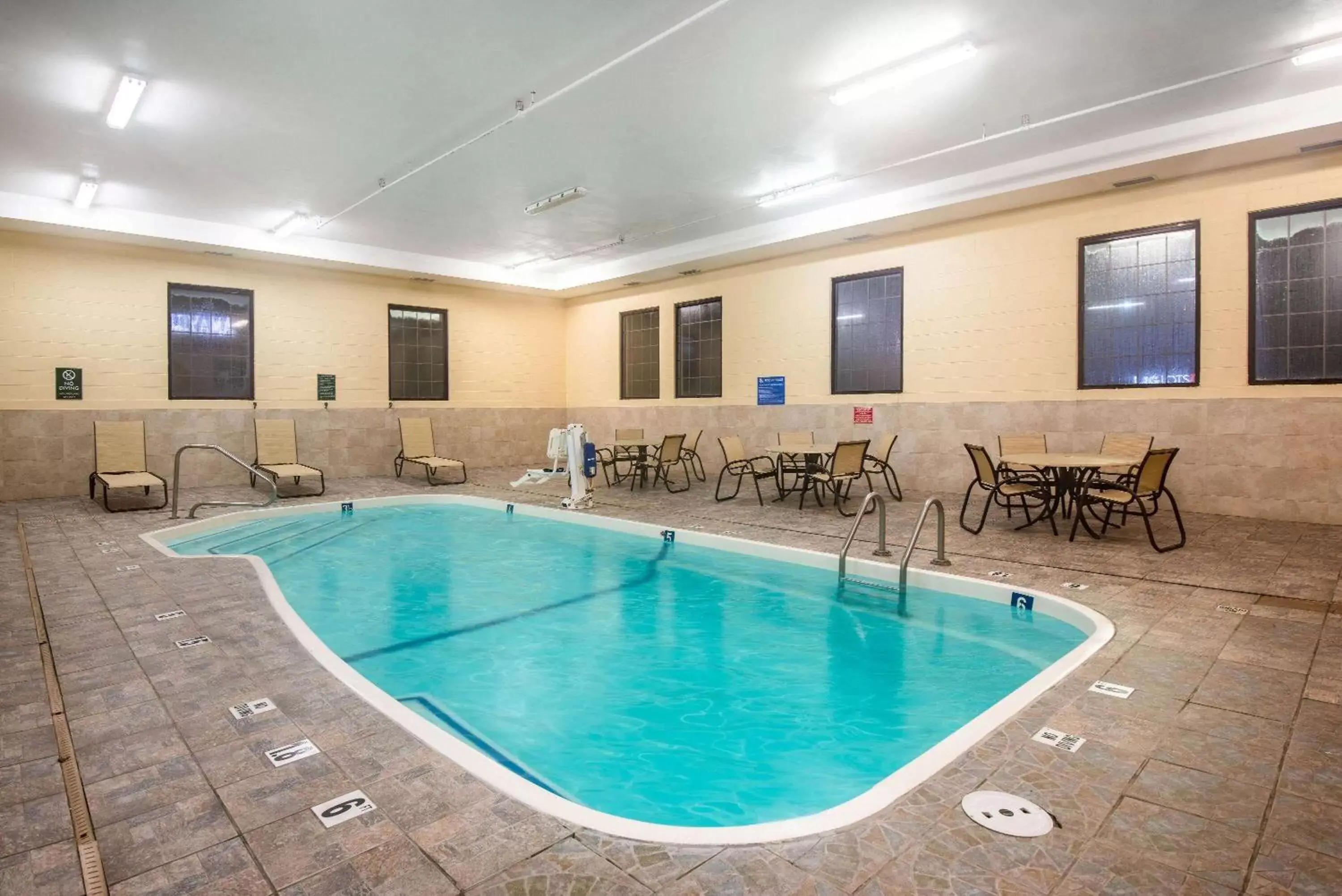 Hot Tub, Swimming Pool in La Quinta Inn & Suites - New River Gorge National Park