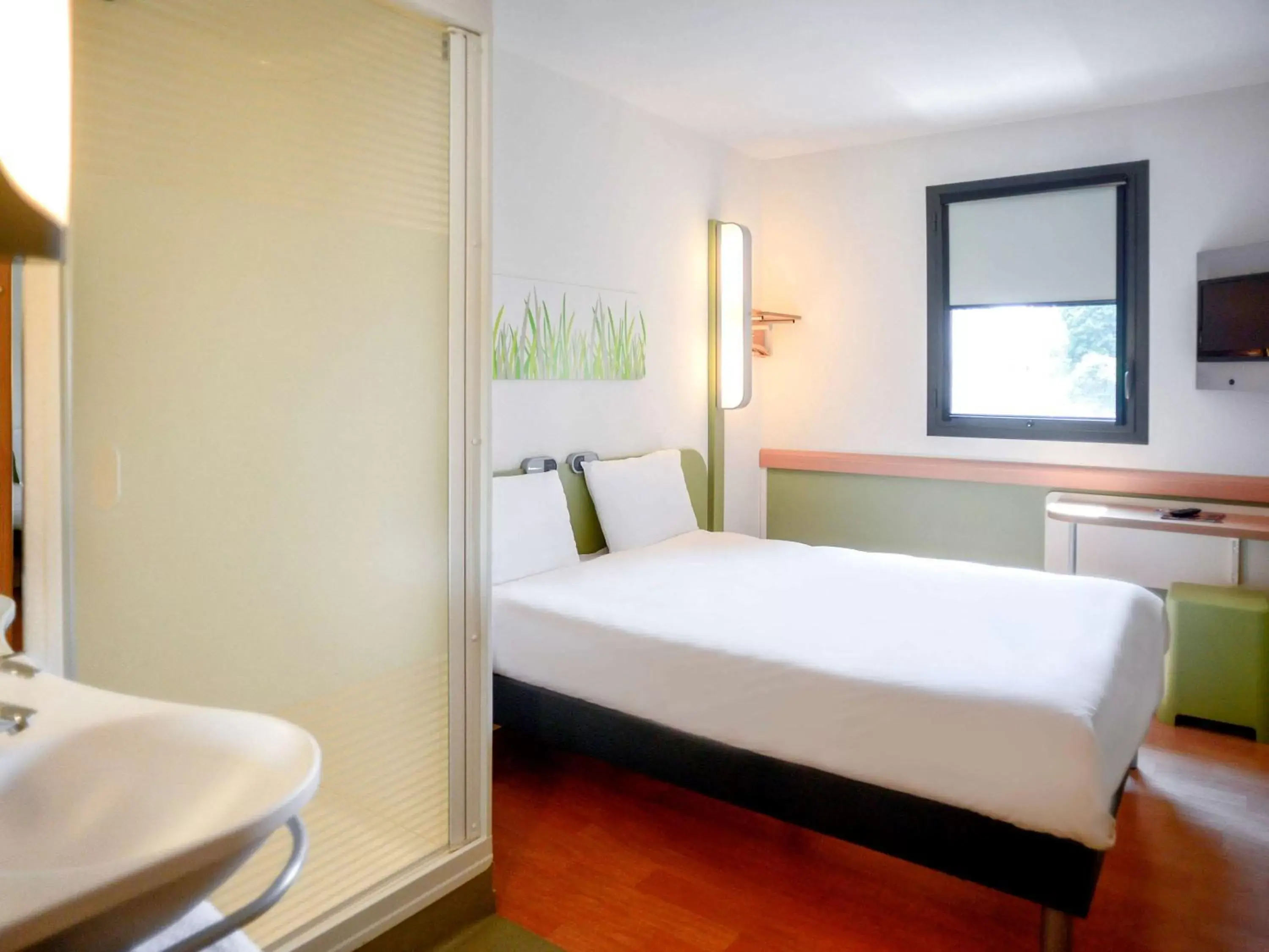 Photo of the whole room, Bed in ibis budget Gare de Poitiers