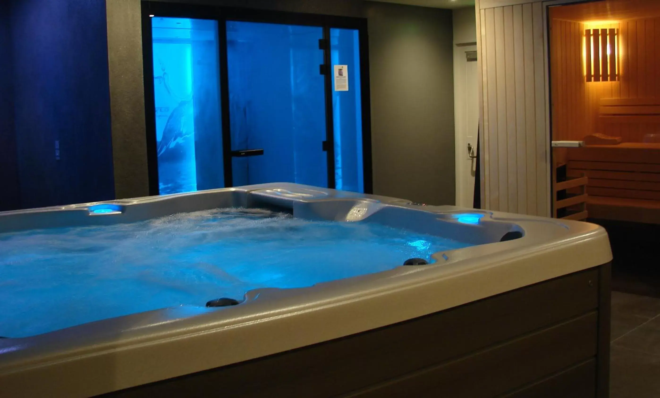 Hot Tub in Hôtel Ginkgo - SPA Biloba