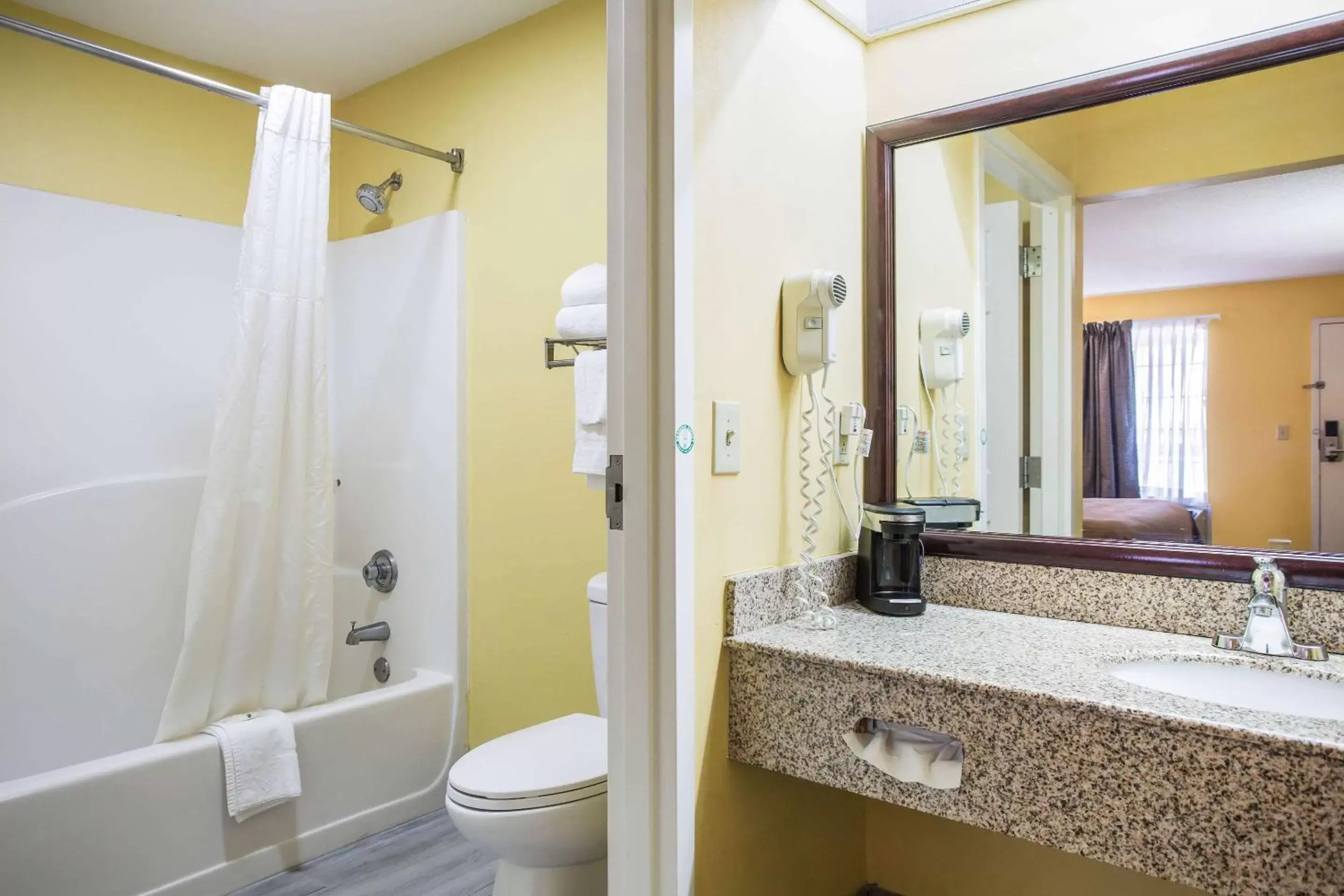 Photo of the whole room, Bathroom in Quality Inn - White House
