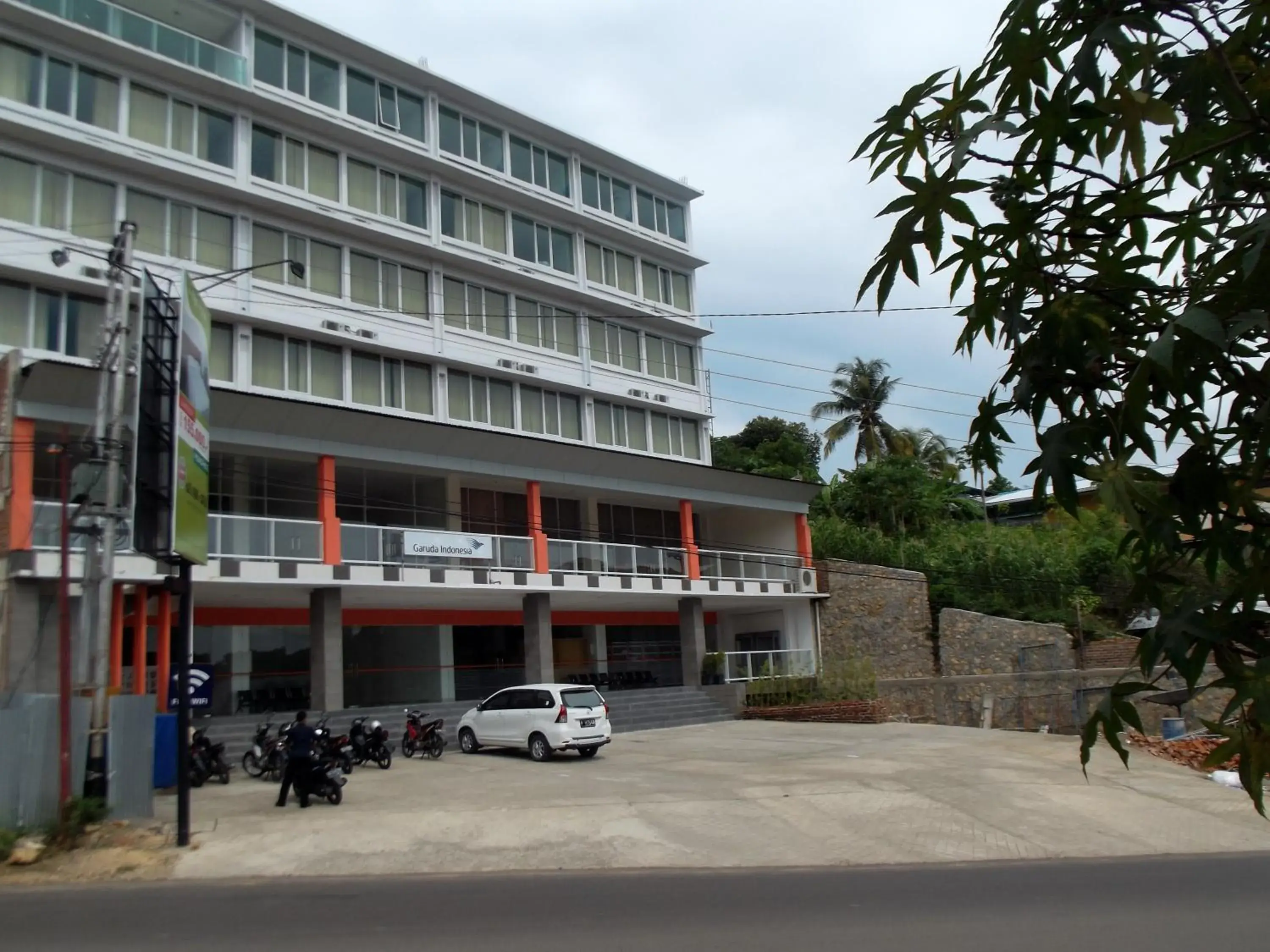 Facade/entrance in L Bajo Hotel