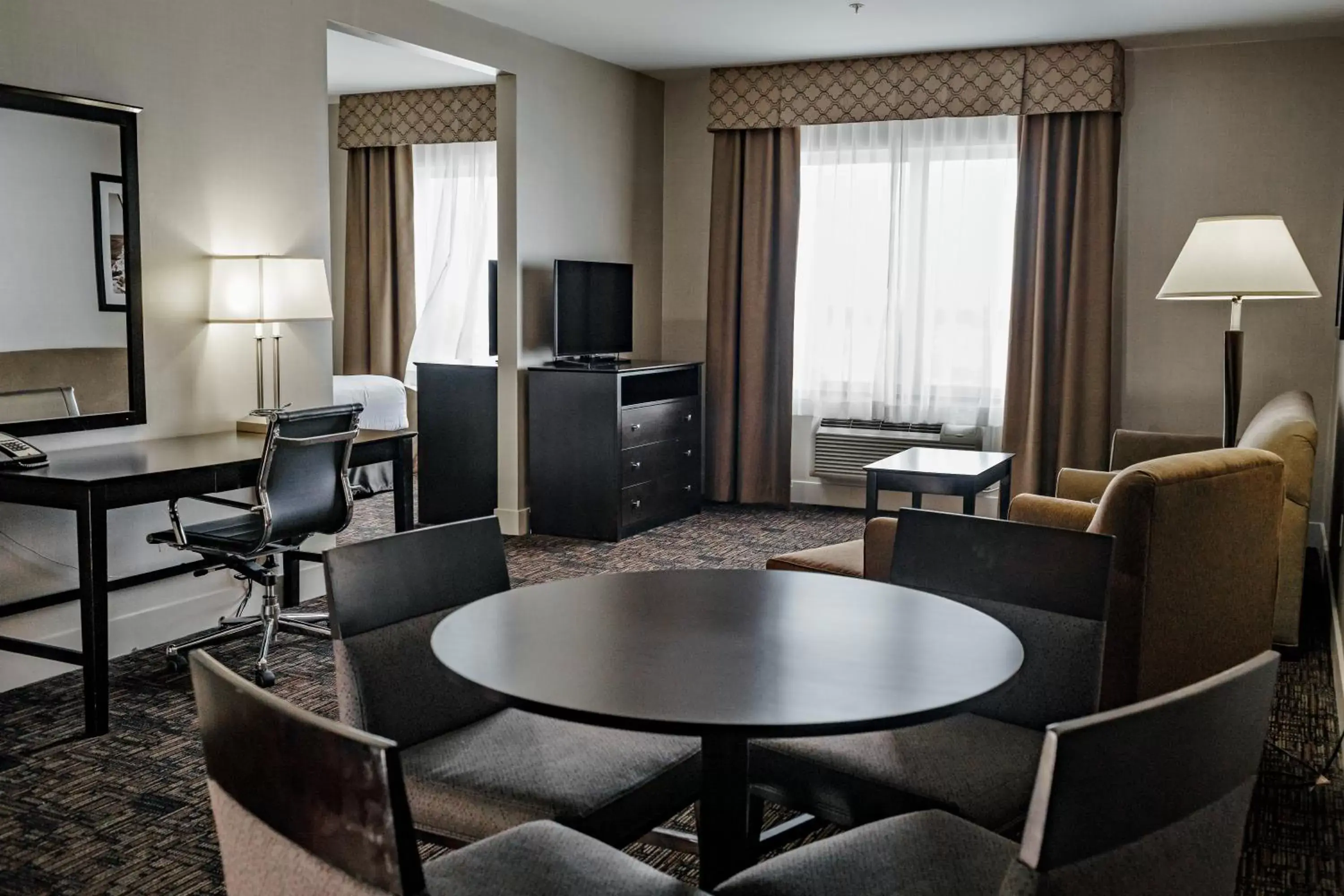 Living room, TV/Entertainment Center in Radisson Hotel Edmonton Airport