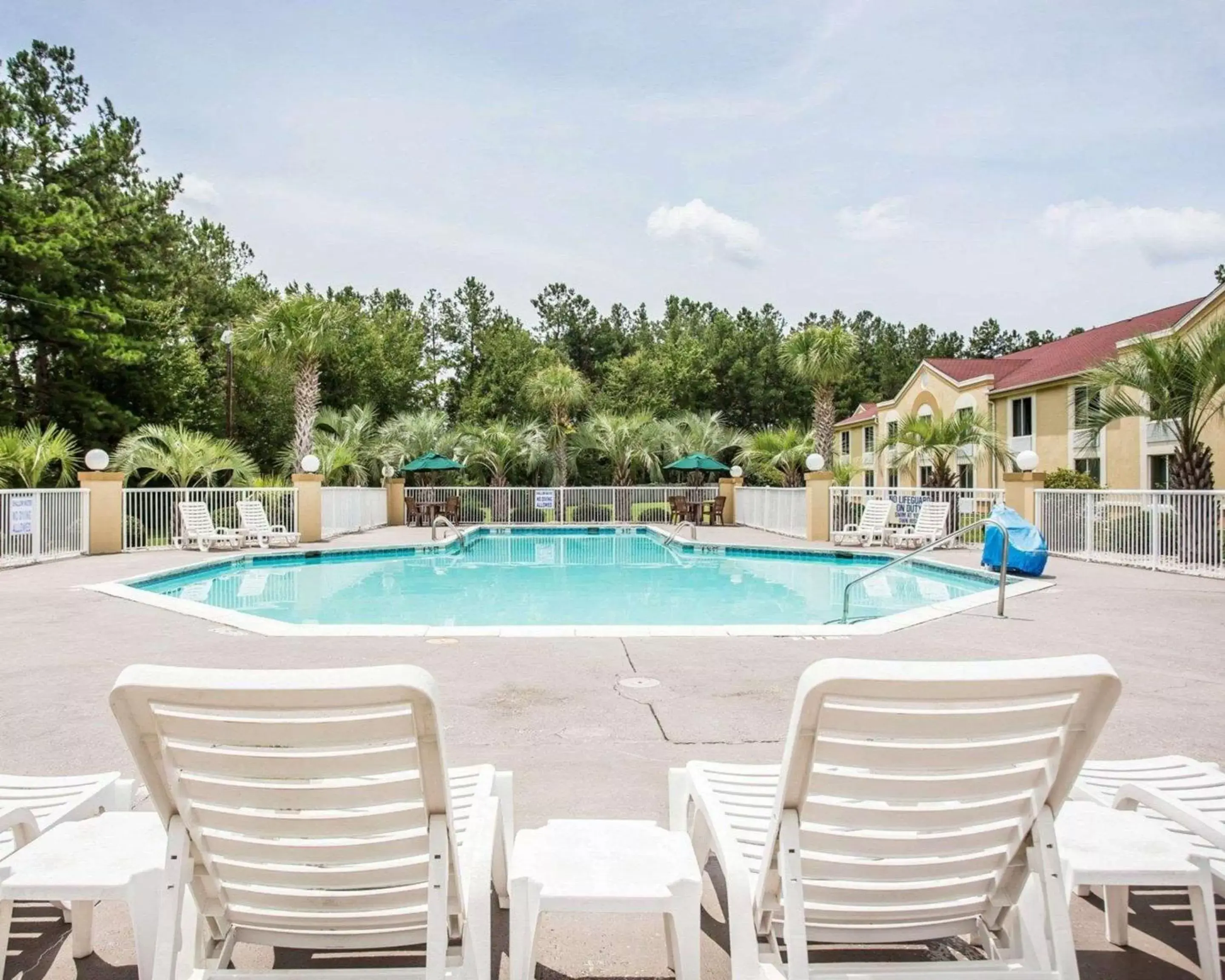 On site, Swimming Pool in Comfort Inn & Suites Walterboro I-95