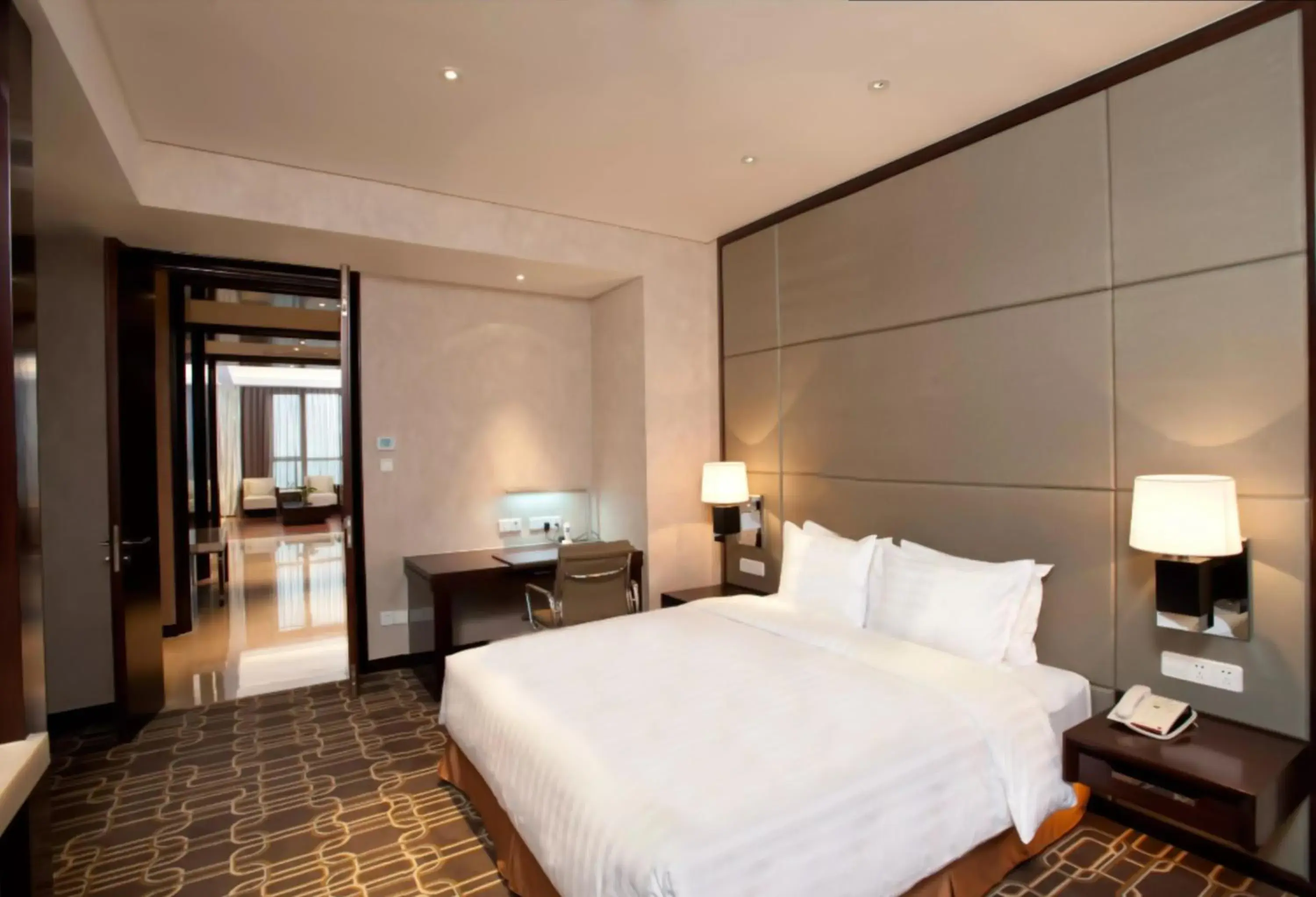 Photo of the whole room, Bed in Crowne Plaza Shanghai Jinxiu