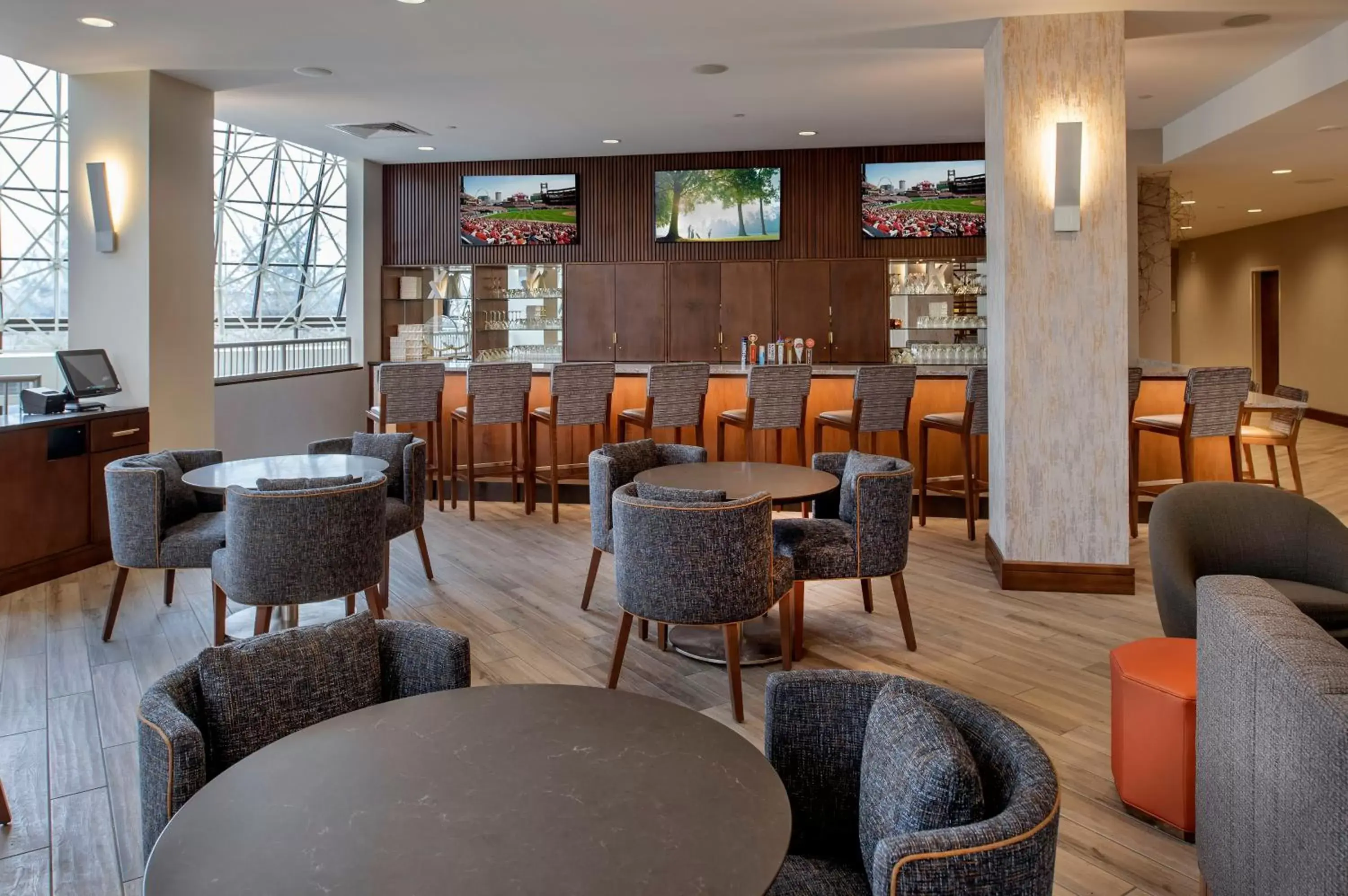 Lounge or bar, Lounge/Bar in Crowne Plaza Hotel St. Louis Airport, an IHG Hotel