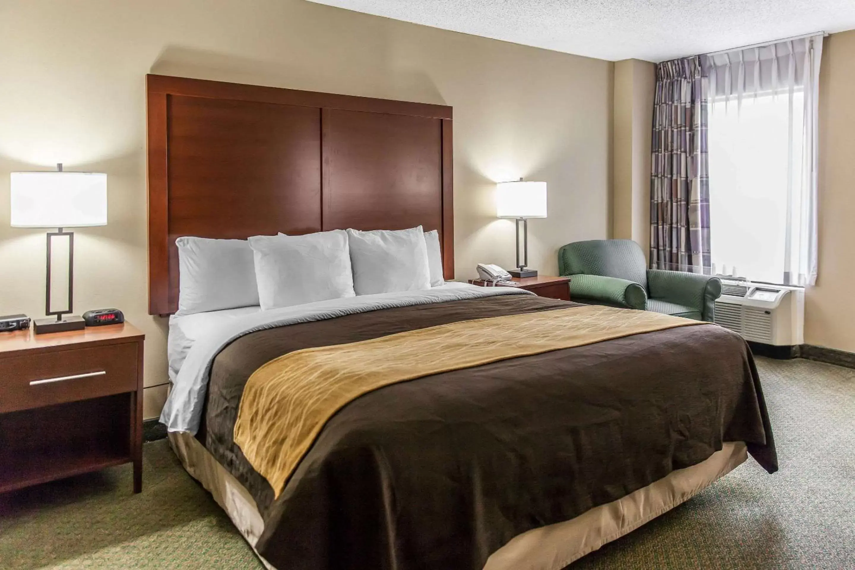 Photo of the whole room, Bed in Comfort Inn Pentagon City