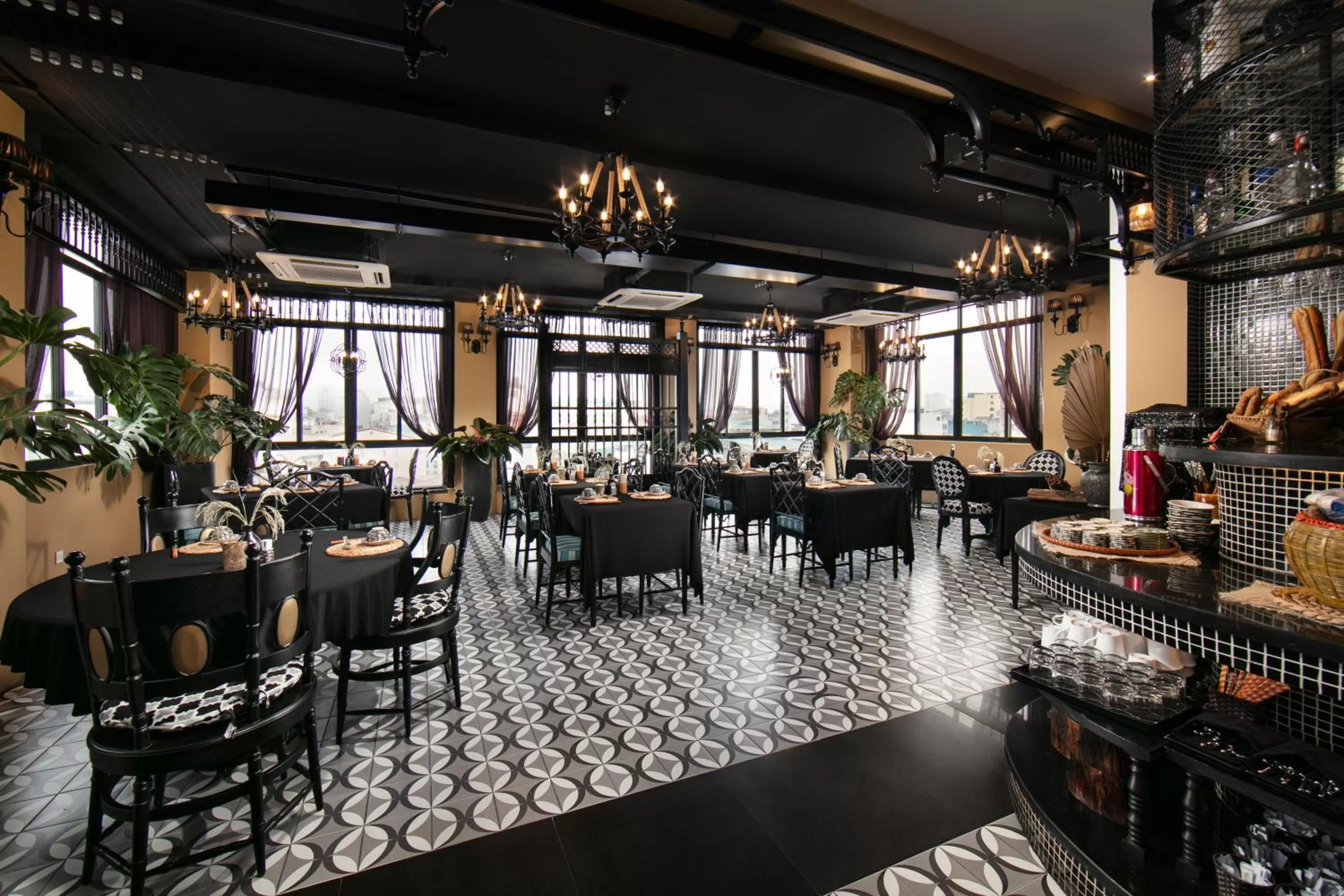 Restaurant/places to eat in JM Marvel Hotel & Spa