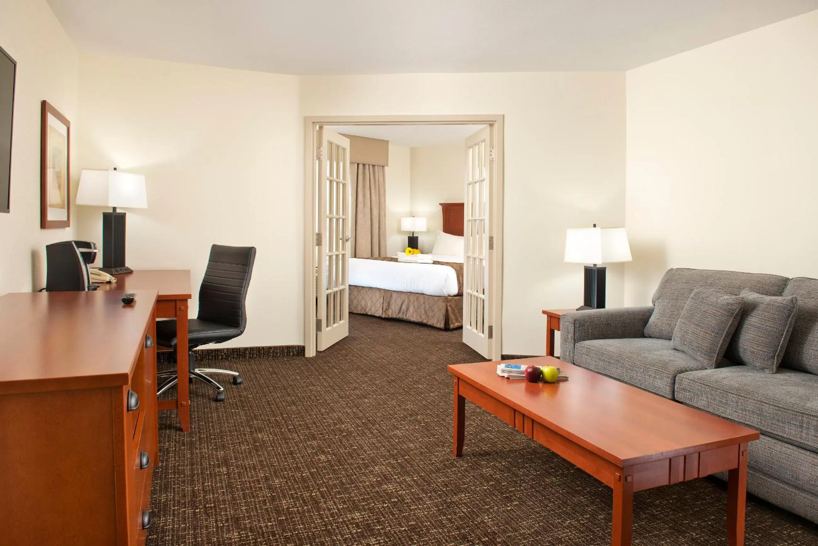 Photo of the whole room, Bed in Gold Eagle Lodge