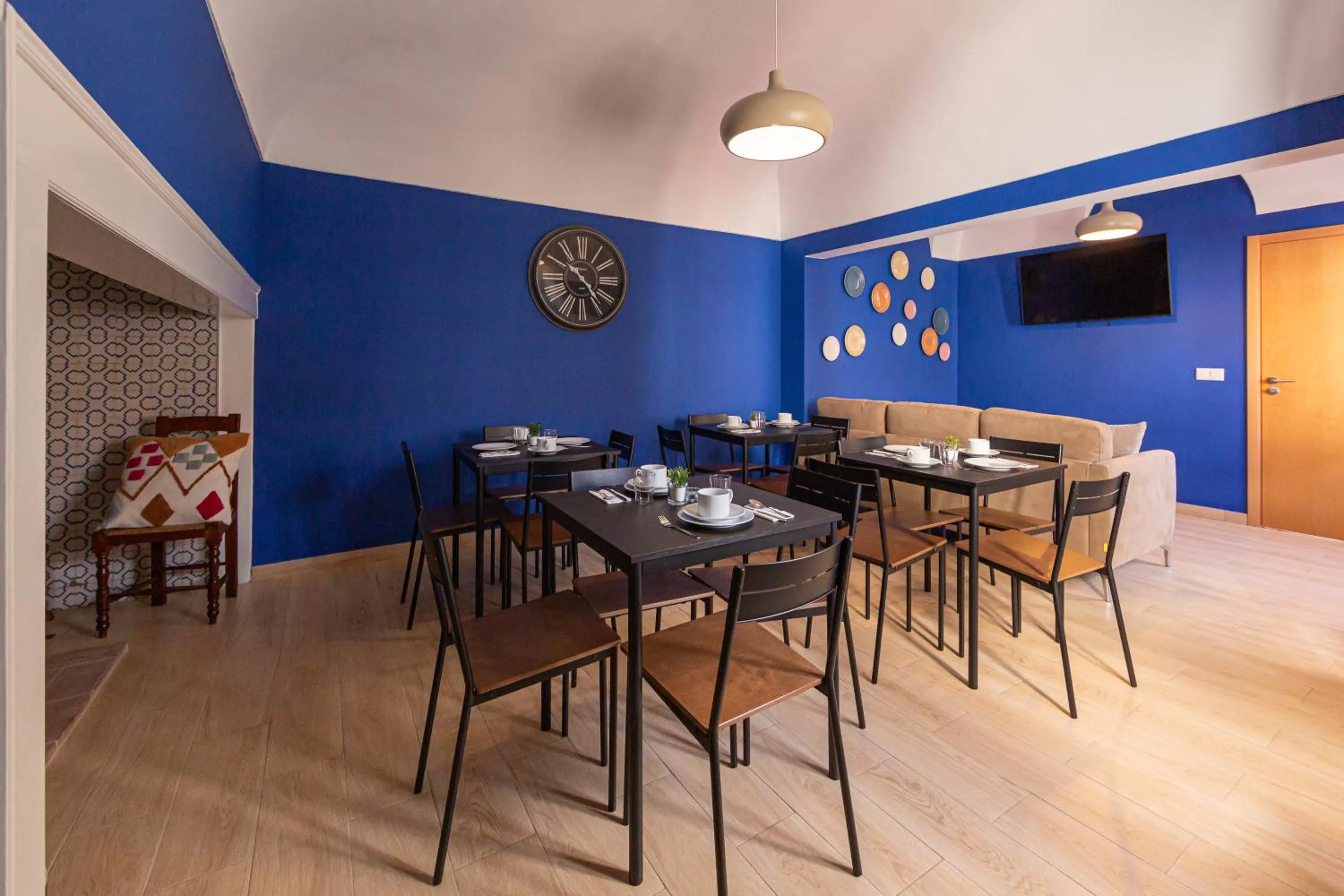 Communal lounge/ TV room, Restaurant/Places to Eat in Luxury Palm Suites