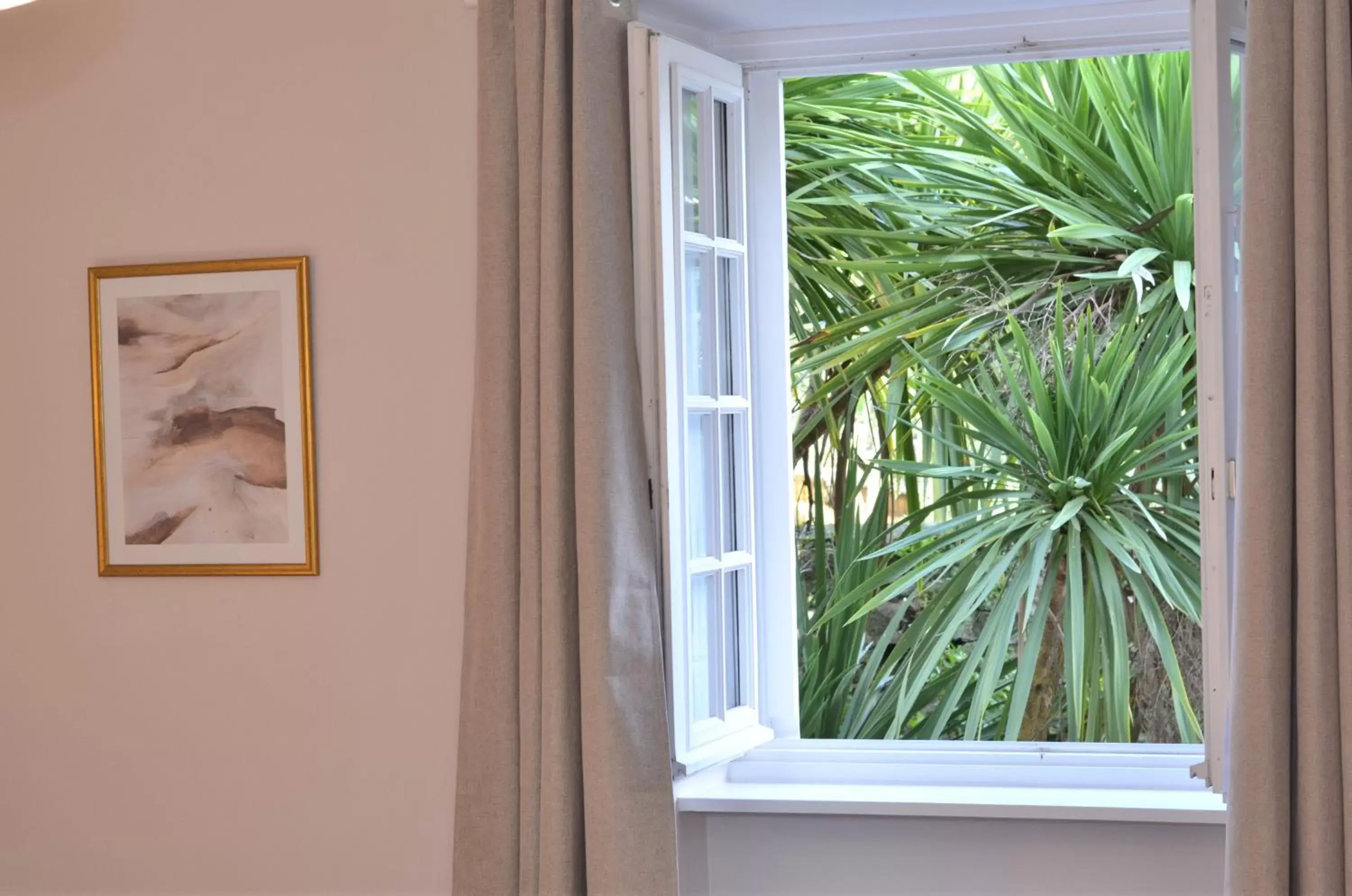 Garden view in Hotel De La Porte Saint-Malo