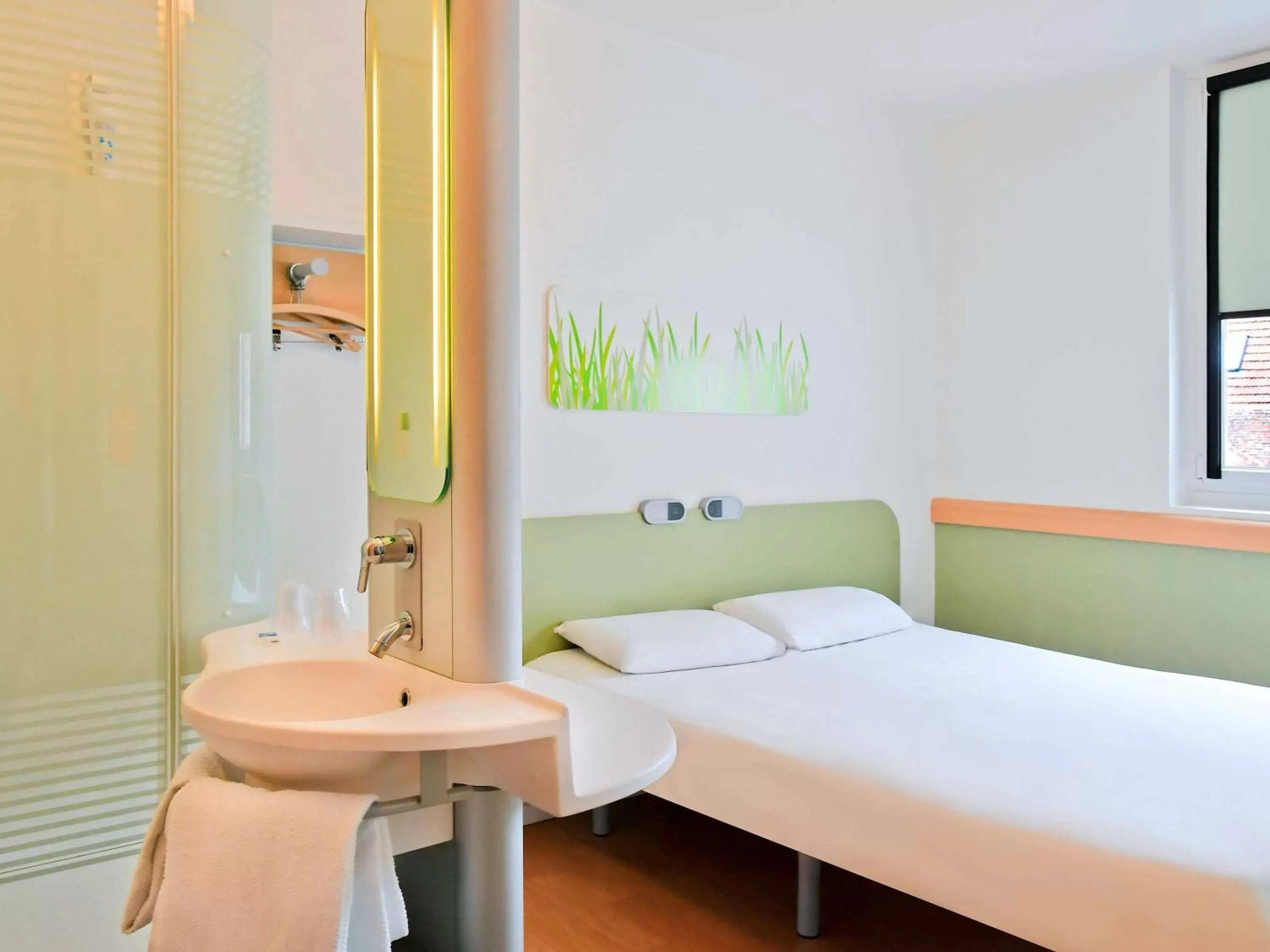 Photo of the whole room, Bathroom in ibis budget Nimes Centre Gare