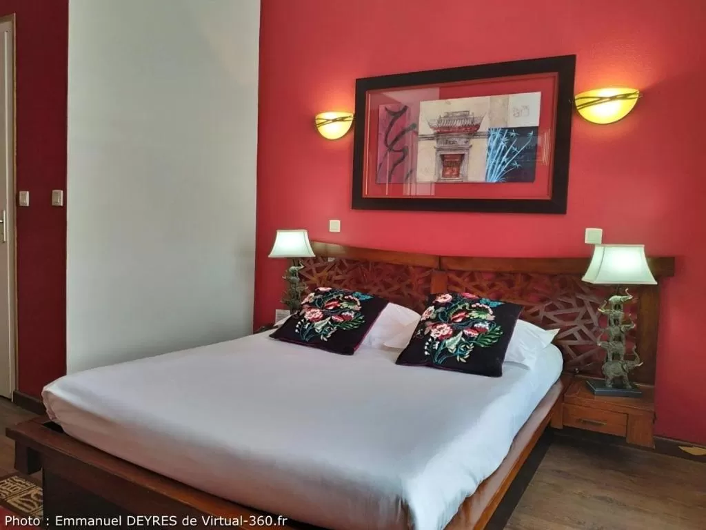 Bed in Hôtel de Bretagne - anciennement Queen Serenity Hotel