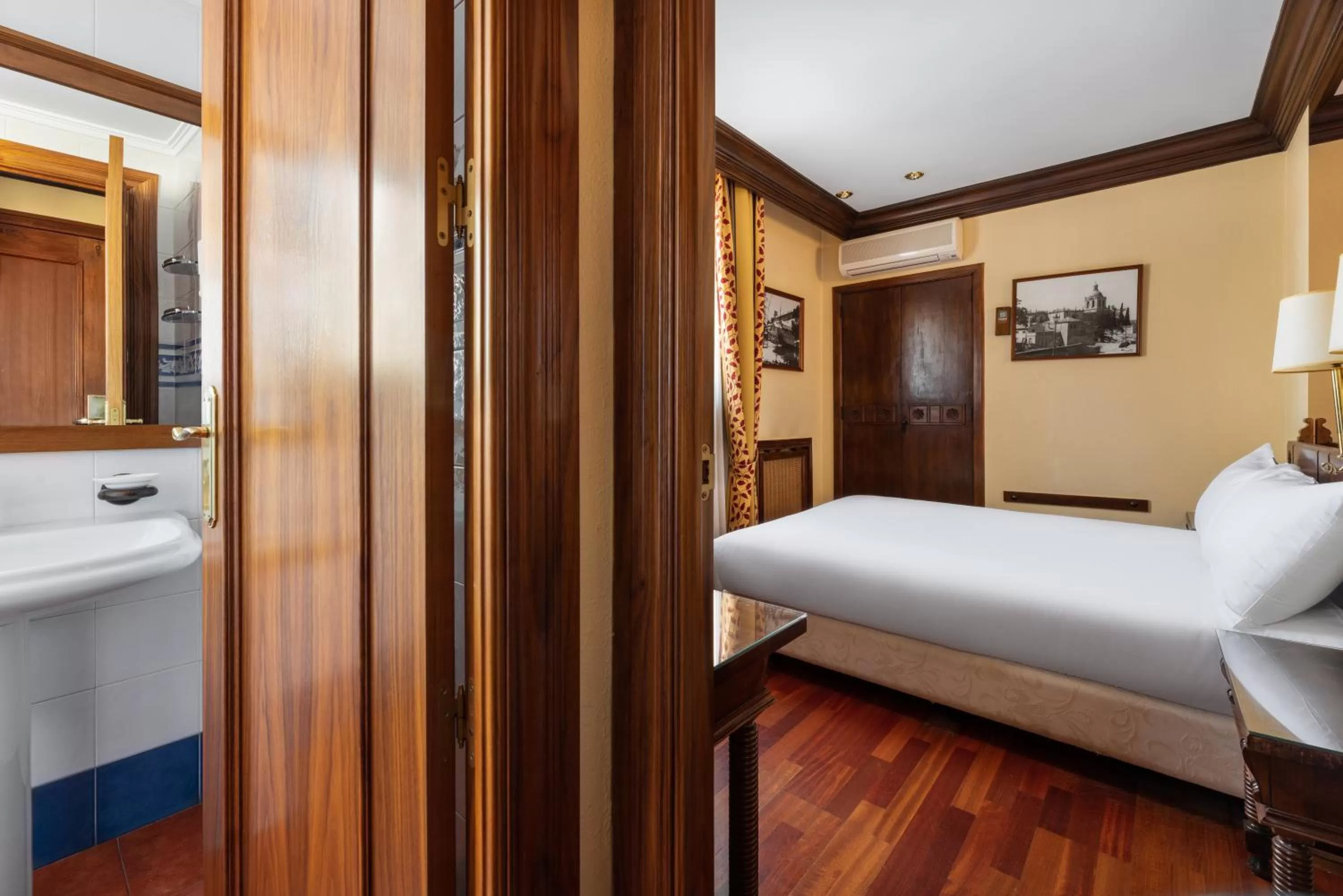 Photo of the whole room, Bed in Crisol Conde Rodrigo