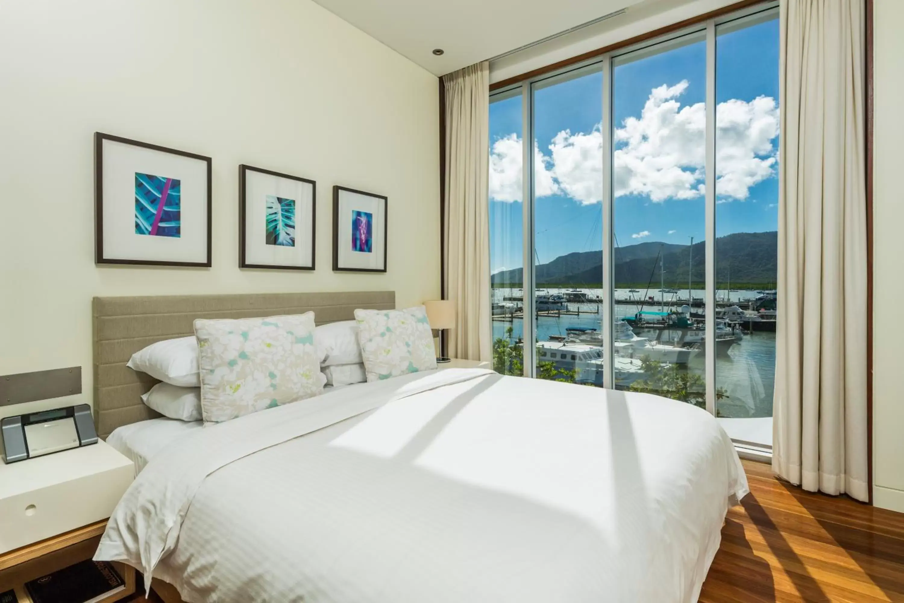 Bed, Mountain View in Shangri-La The Marina, Cairns