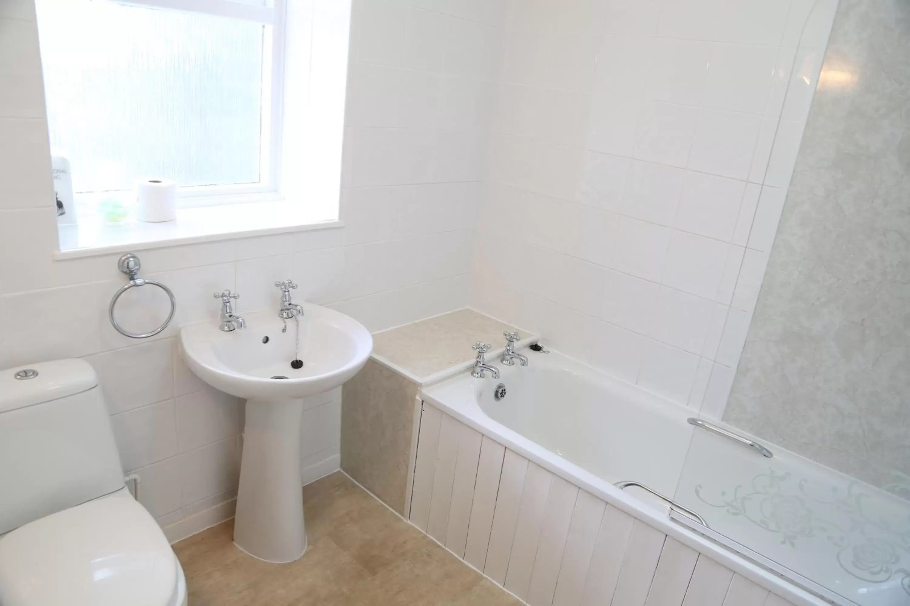 Shower, Bathroom in Keswick Park Hotel