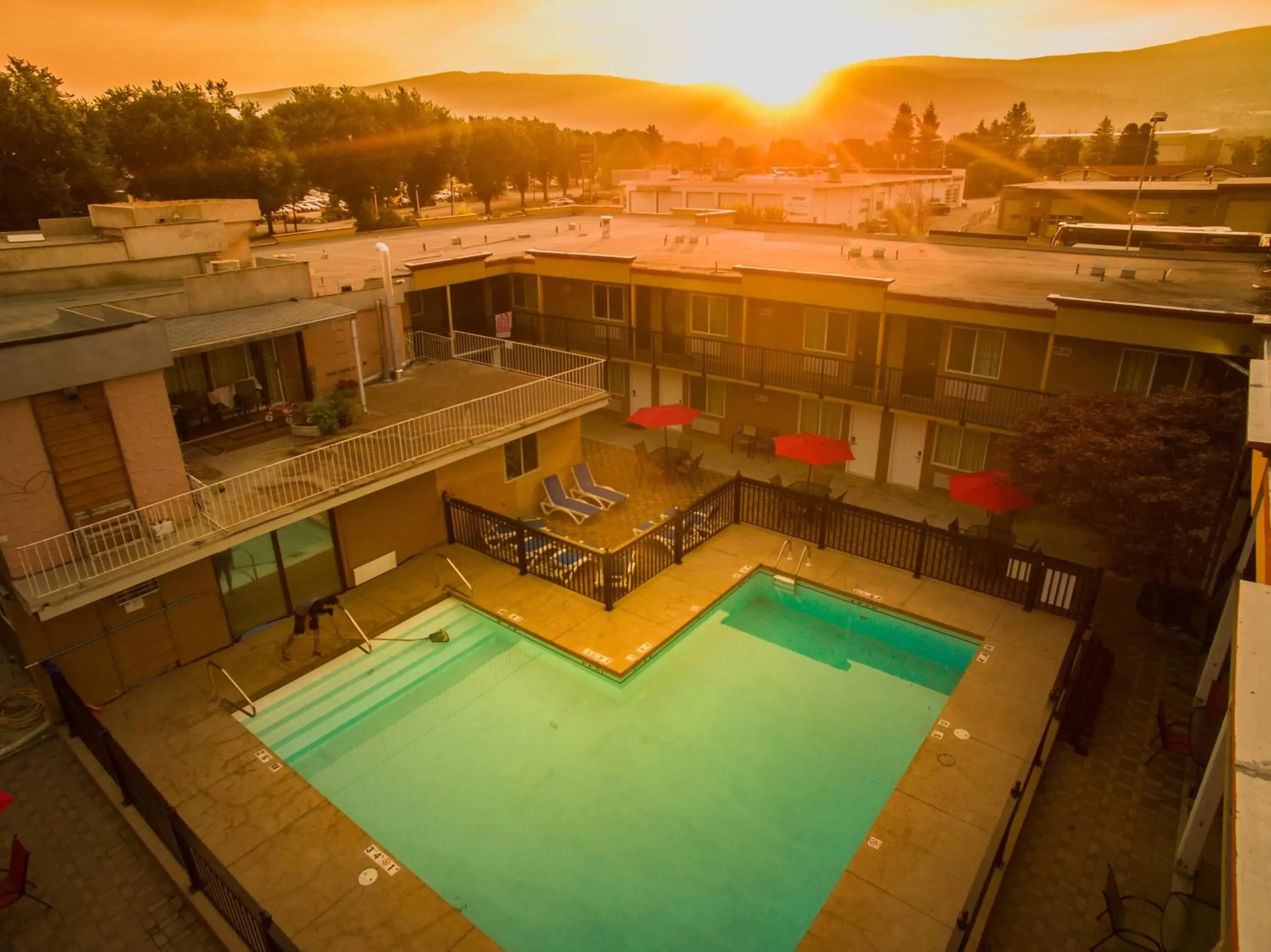 Swimming pool, Pool View in Sahara Courtyard Inn Penticton