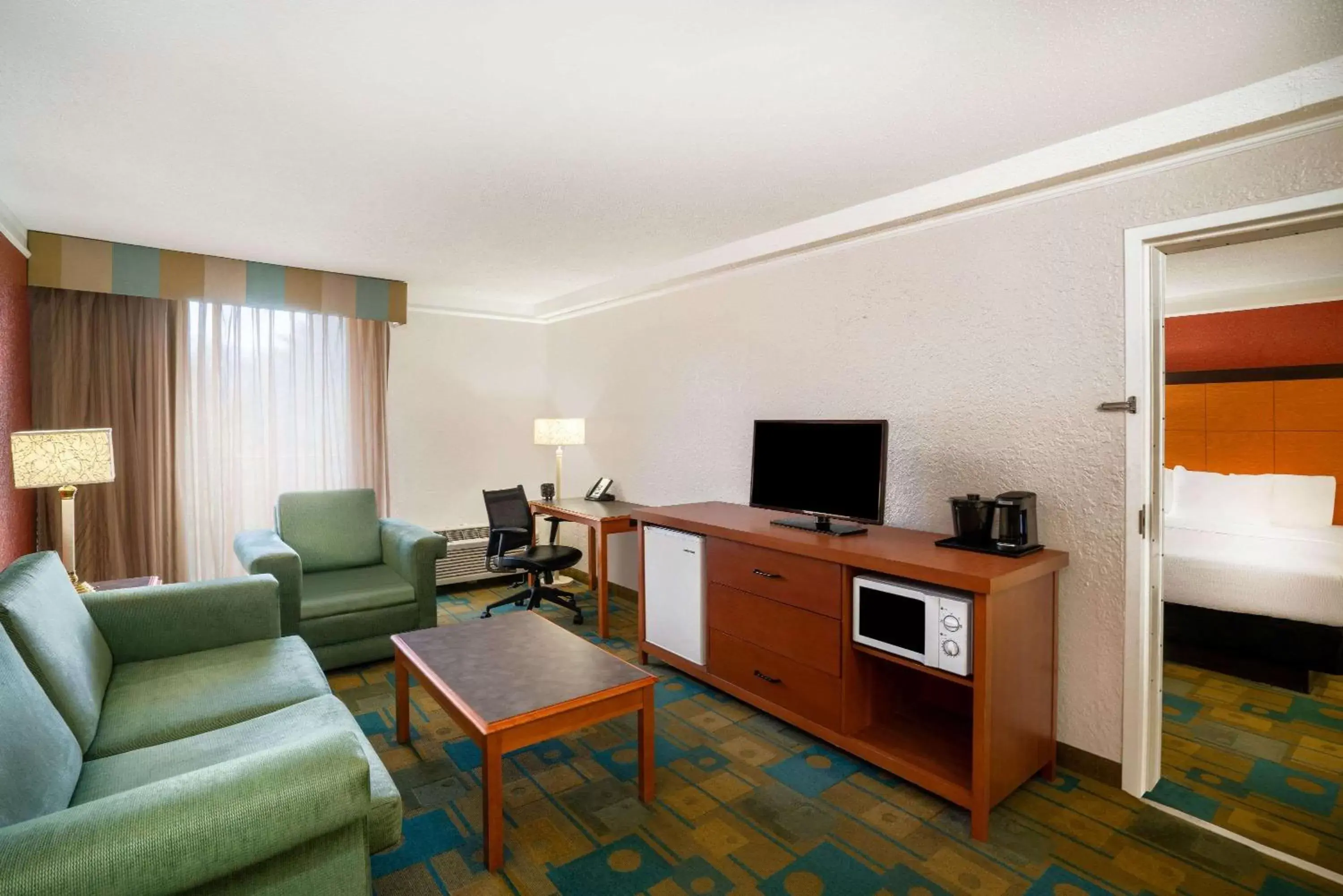 Bed, TV/Entertainment Center in La Quinta by Wyndham Nashville Airport/Opryland