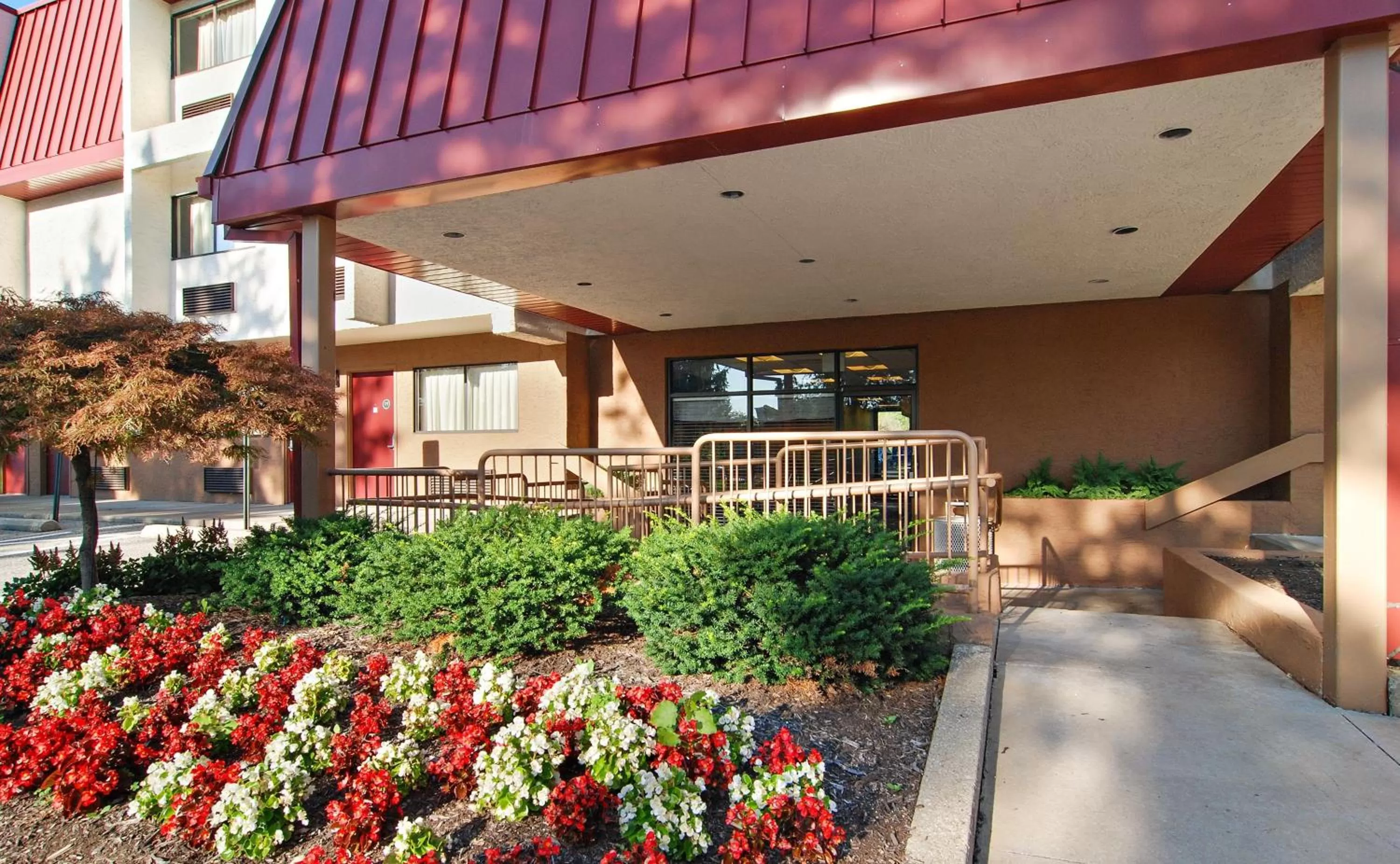 Property building in Red Roof Inn Cleveland Airport - Middleburg Heights