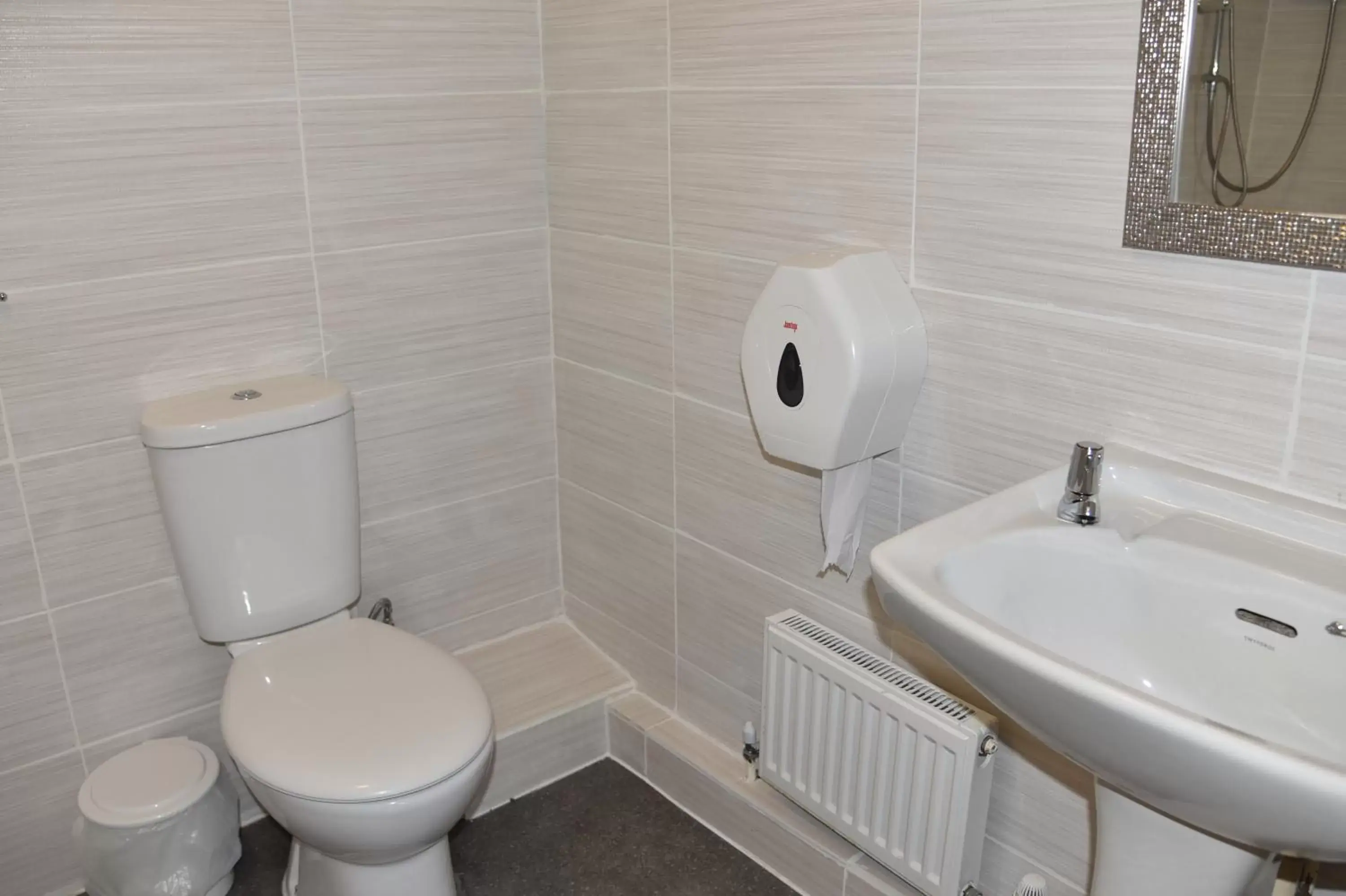 Family Room with Private Bathroom in Dinorben Arms Hotel Family Room with Private Bathroom in Dinorben Arms Hotel