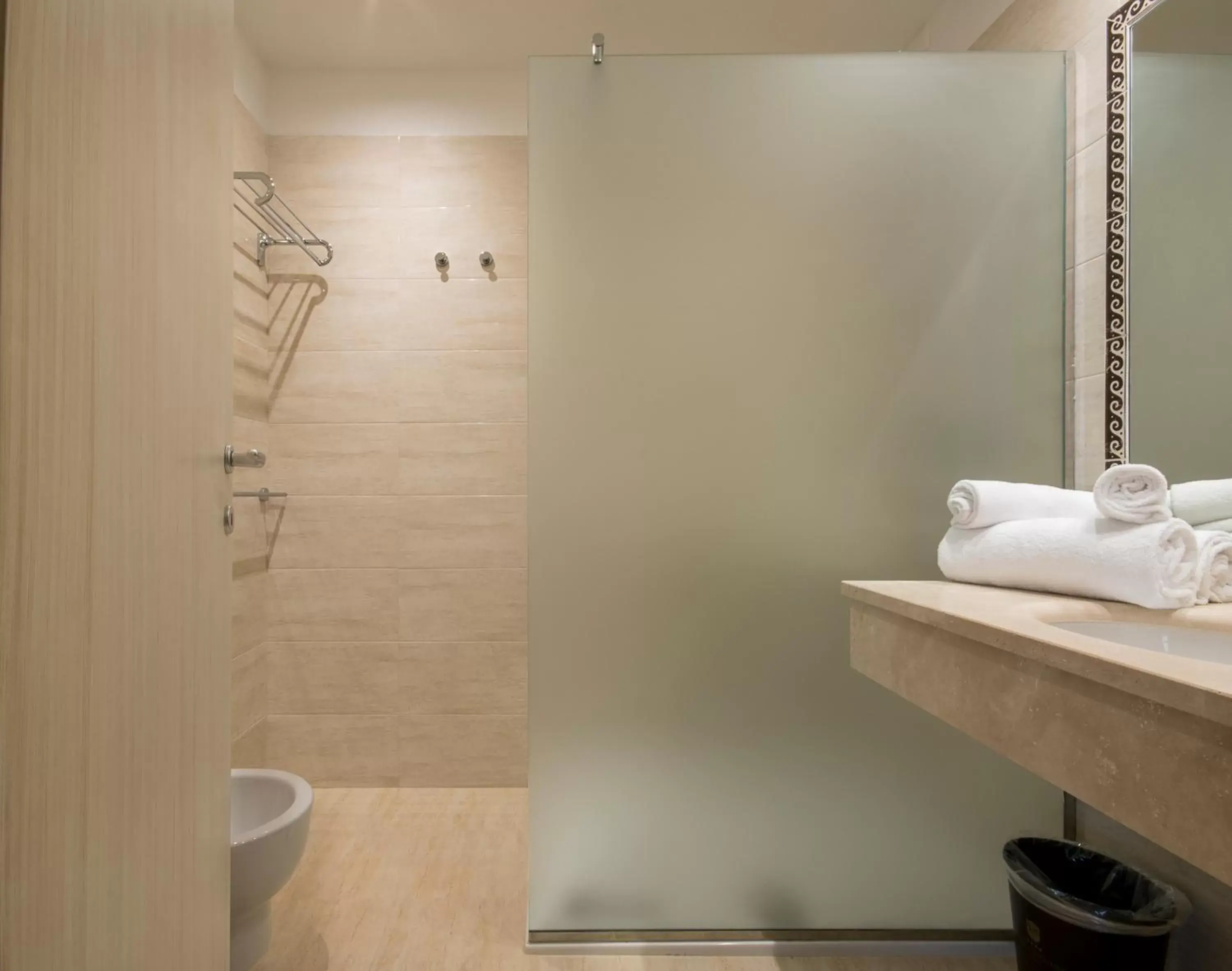 Shower, Bathroom in Hotel Executive