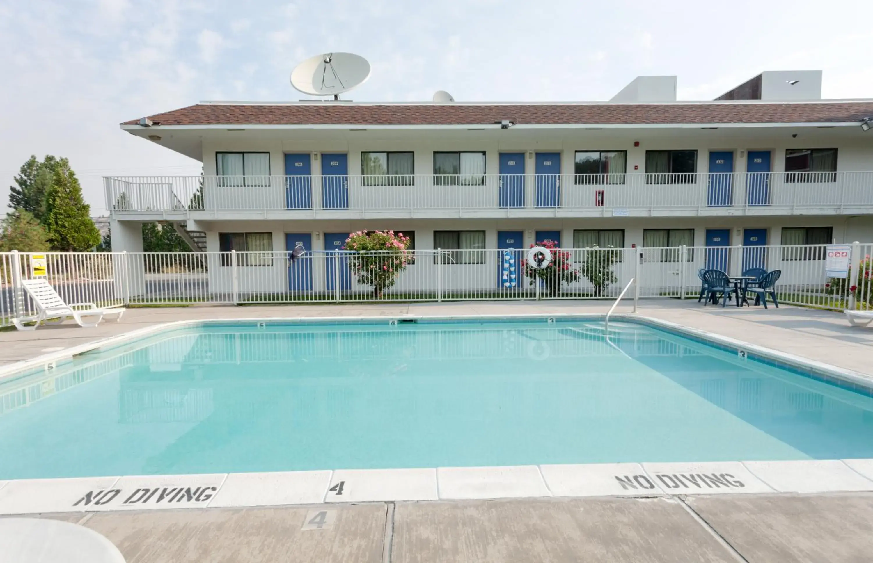 Swimming pool, Property Building in Motel 6 Weed, CA - Mount Shasta