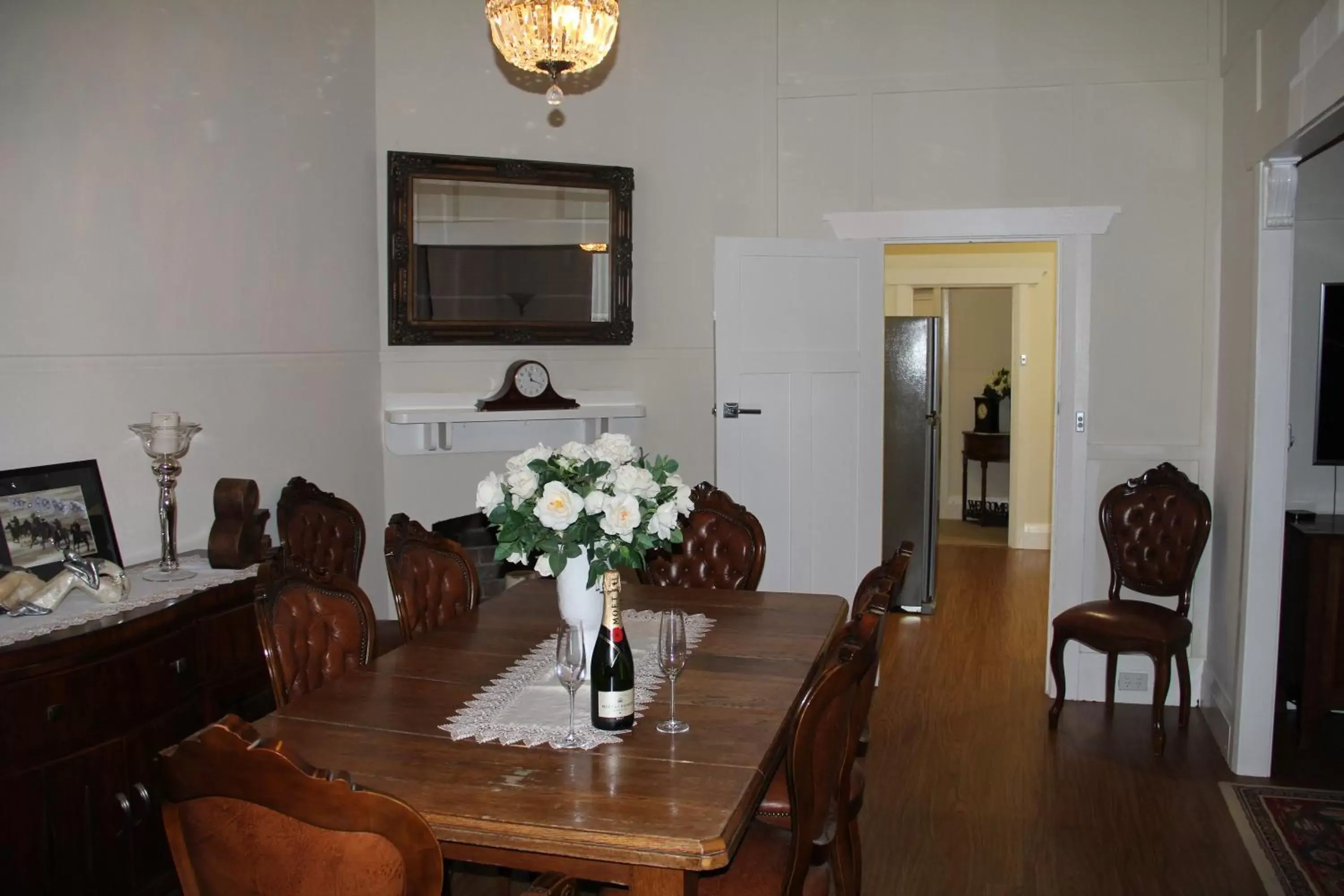 Dining Area in Mentor Chambers Apartment Bed & Breakfast