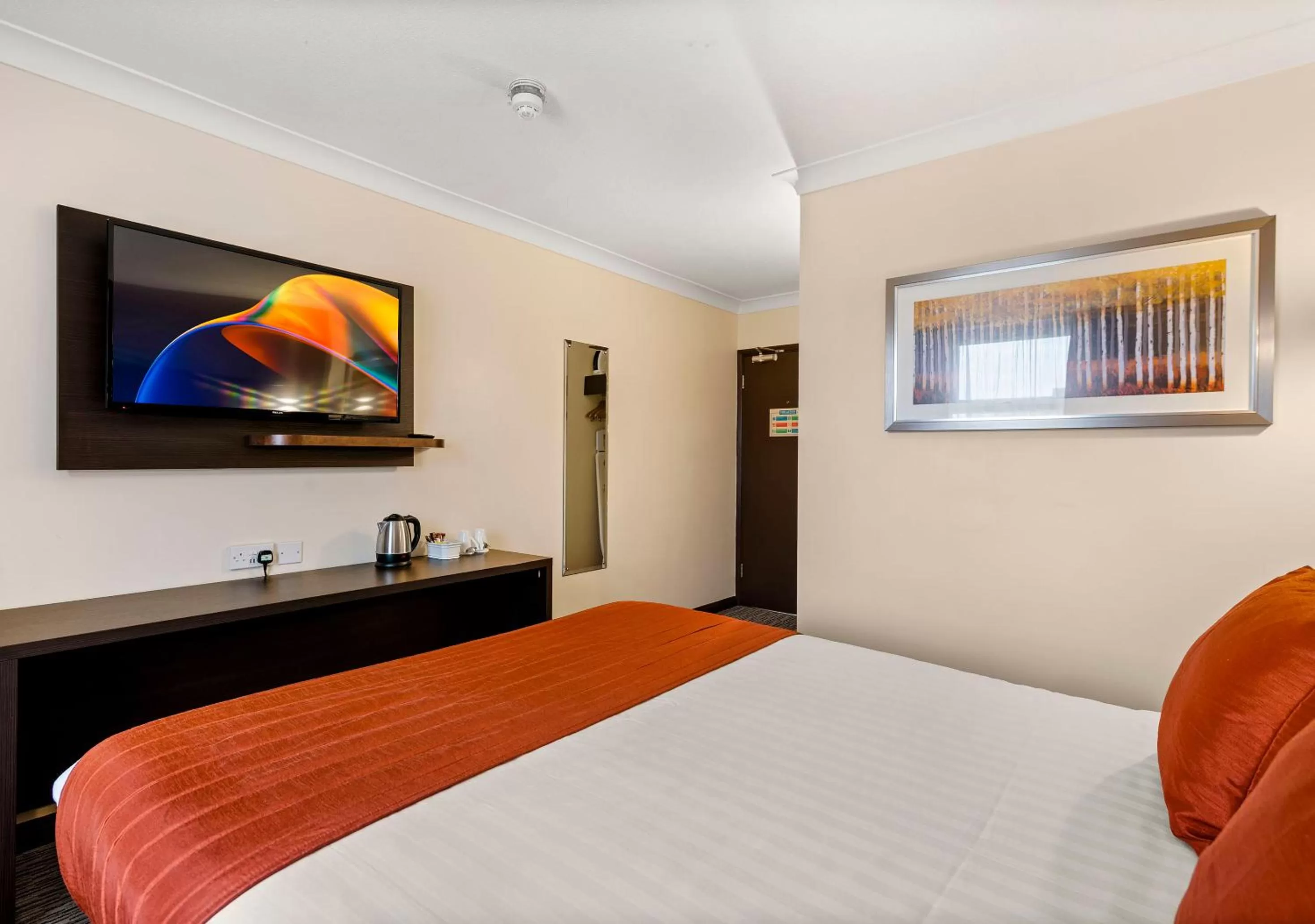 Bedroom, Bed in Dragonfly Hotel Colchester