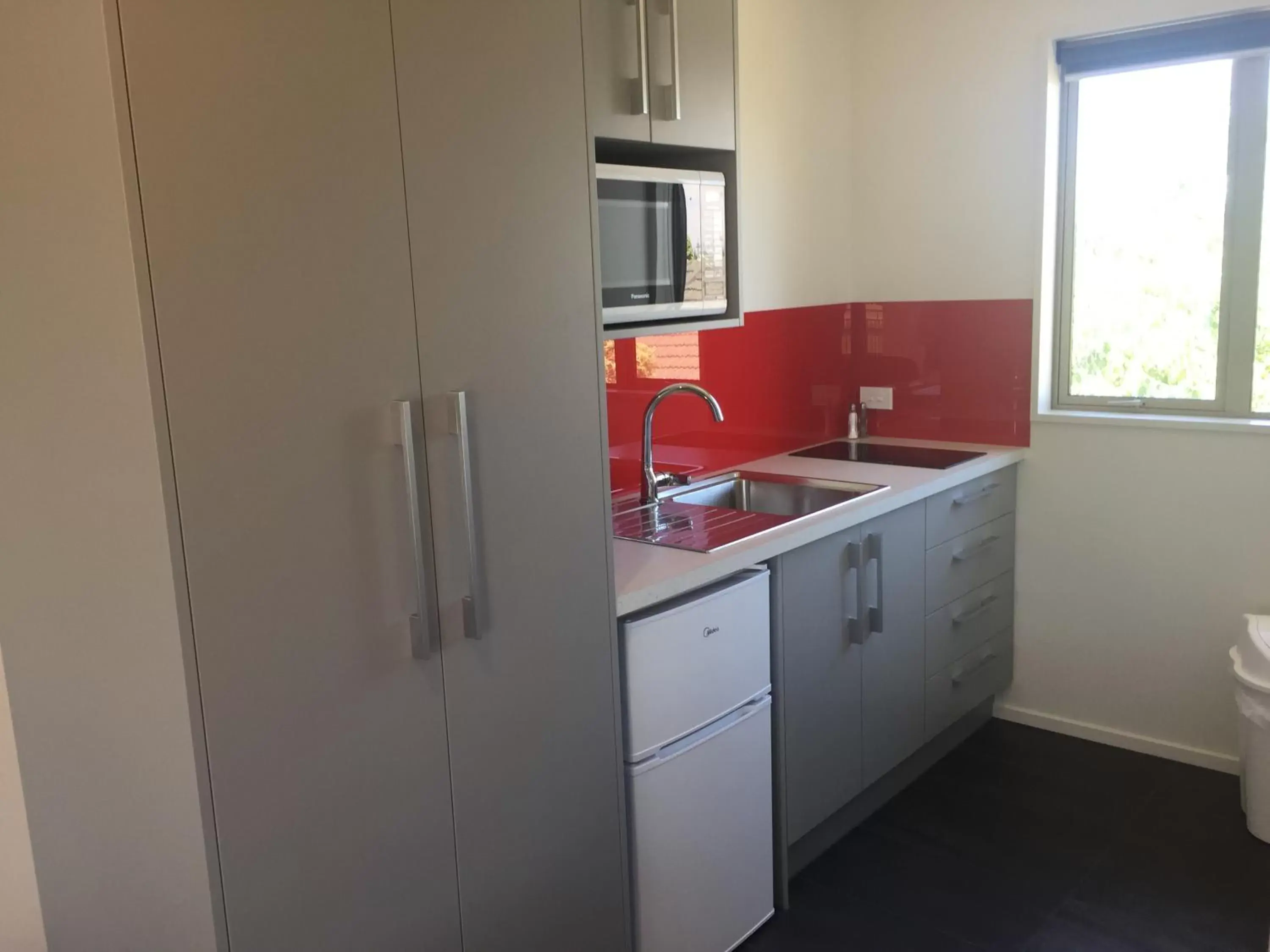 Kitchen/Kitchenette in Rolleston Highway Motel