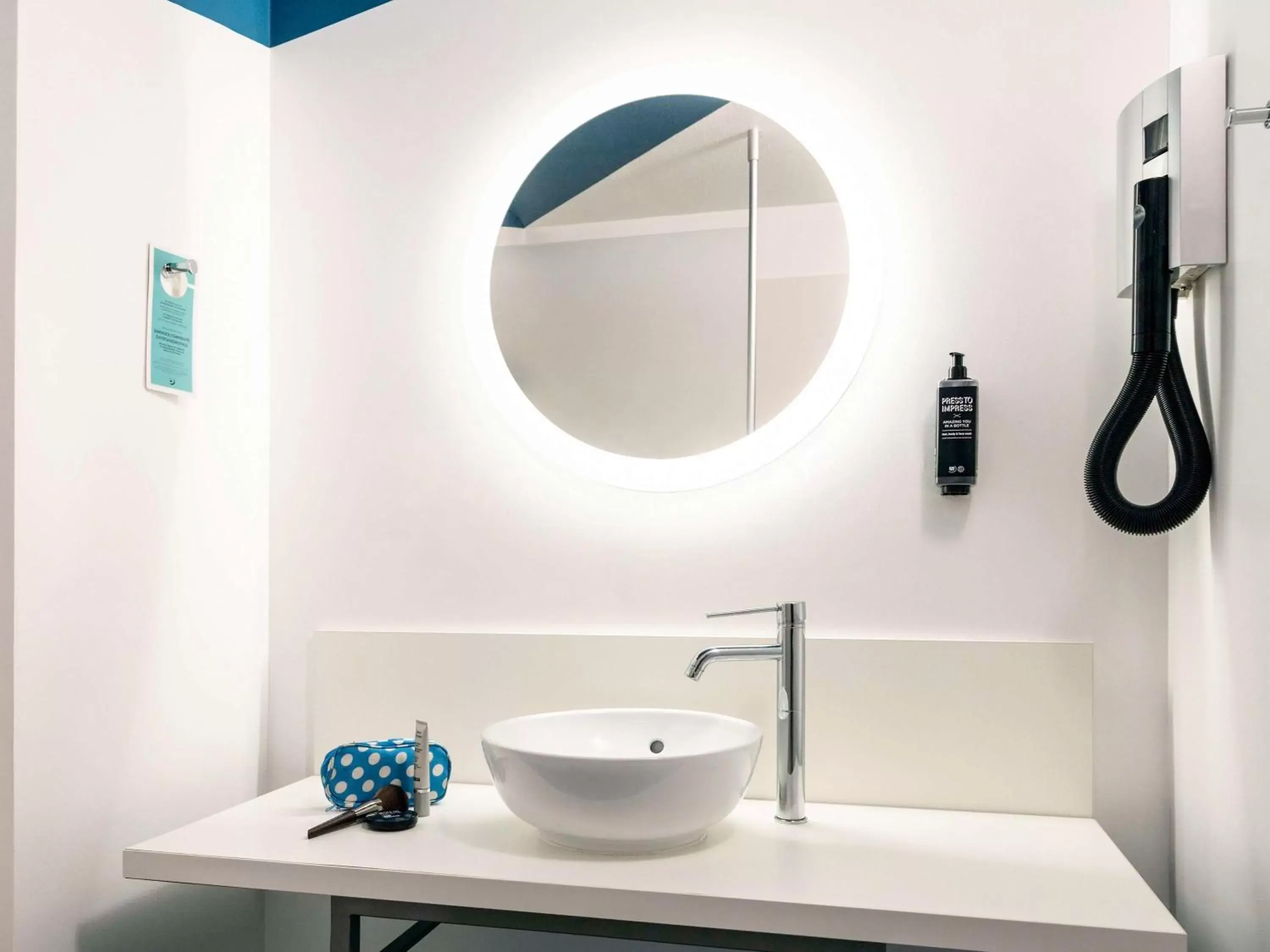 Bathroom in ibis Styles Toulon Centre Port