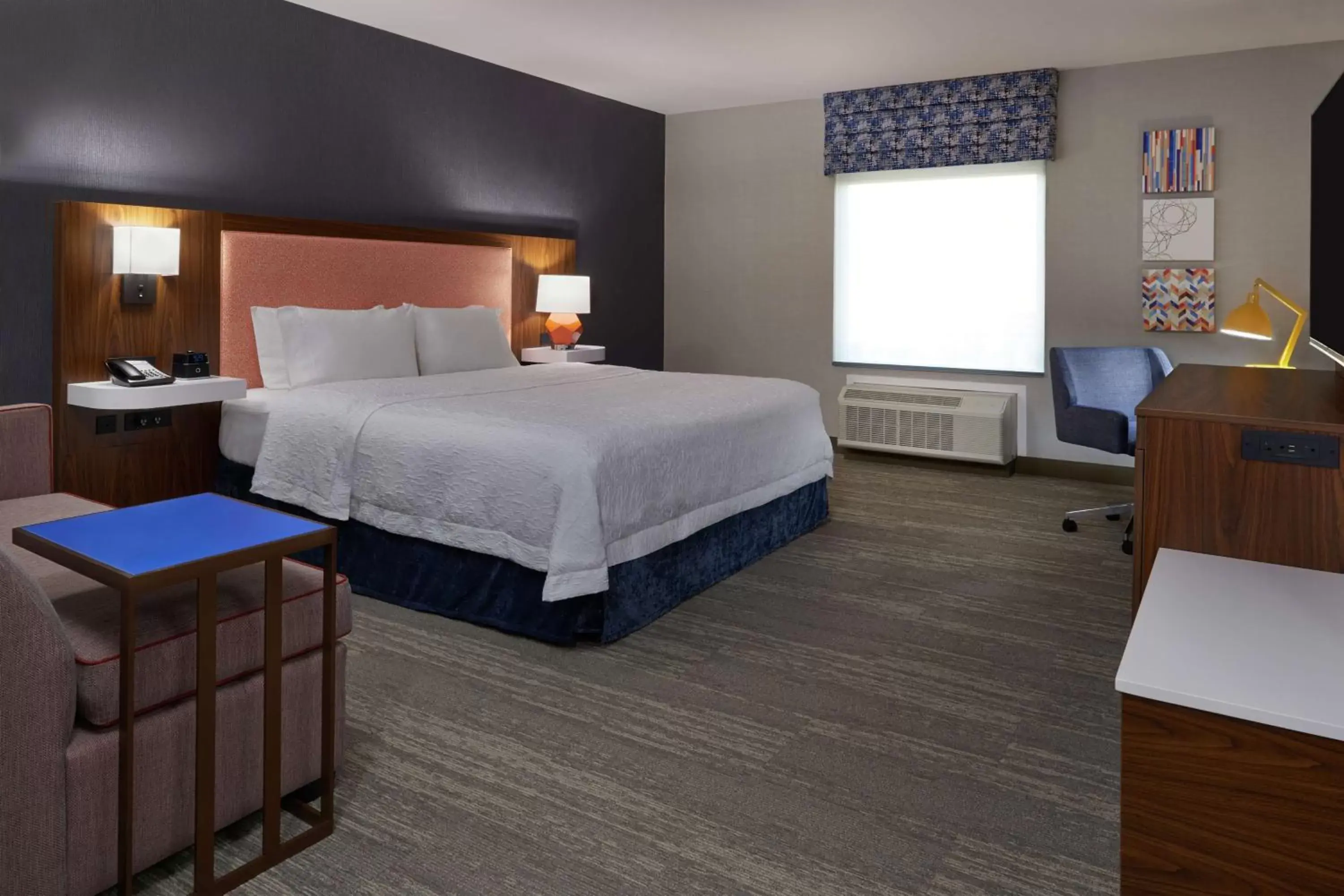 Bedroom, Bed in Hampton Inn & Suites Montreal-Dorval