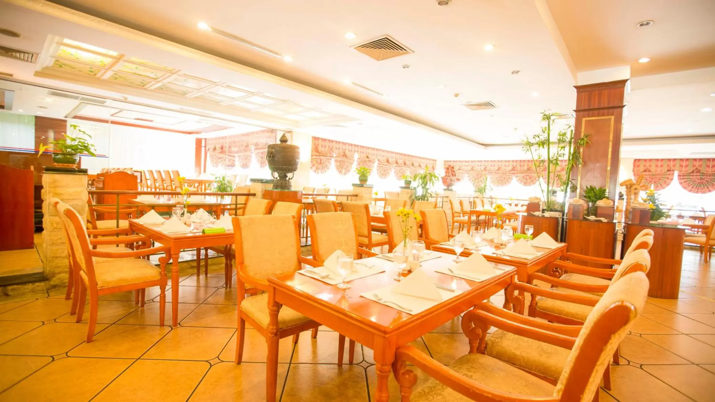 Restaurant/Places to Eat in Phnom Penh Hotel