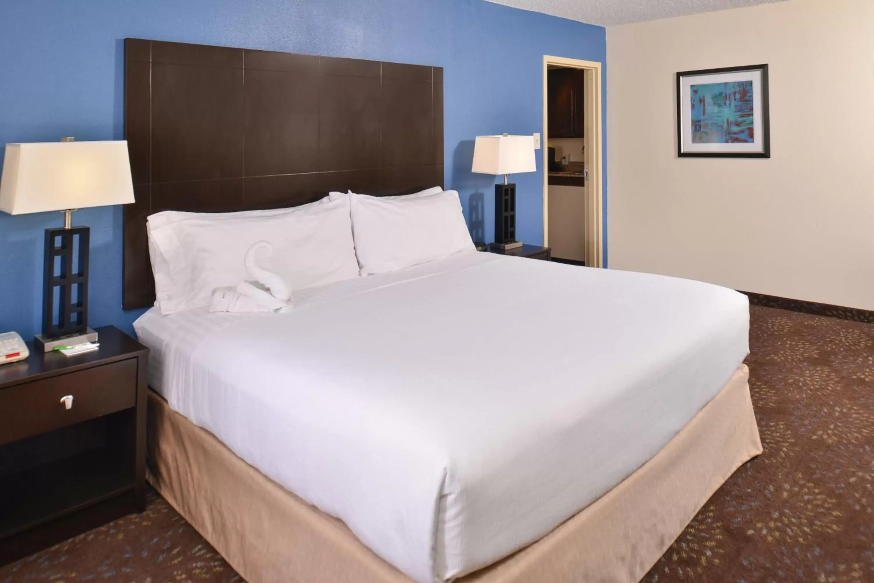 Photo of the whole room, Bed in Ramada Plaza by Wyndham Sheridan Hotel & Convention Center