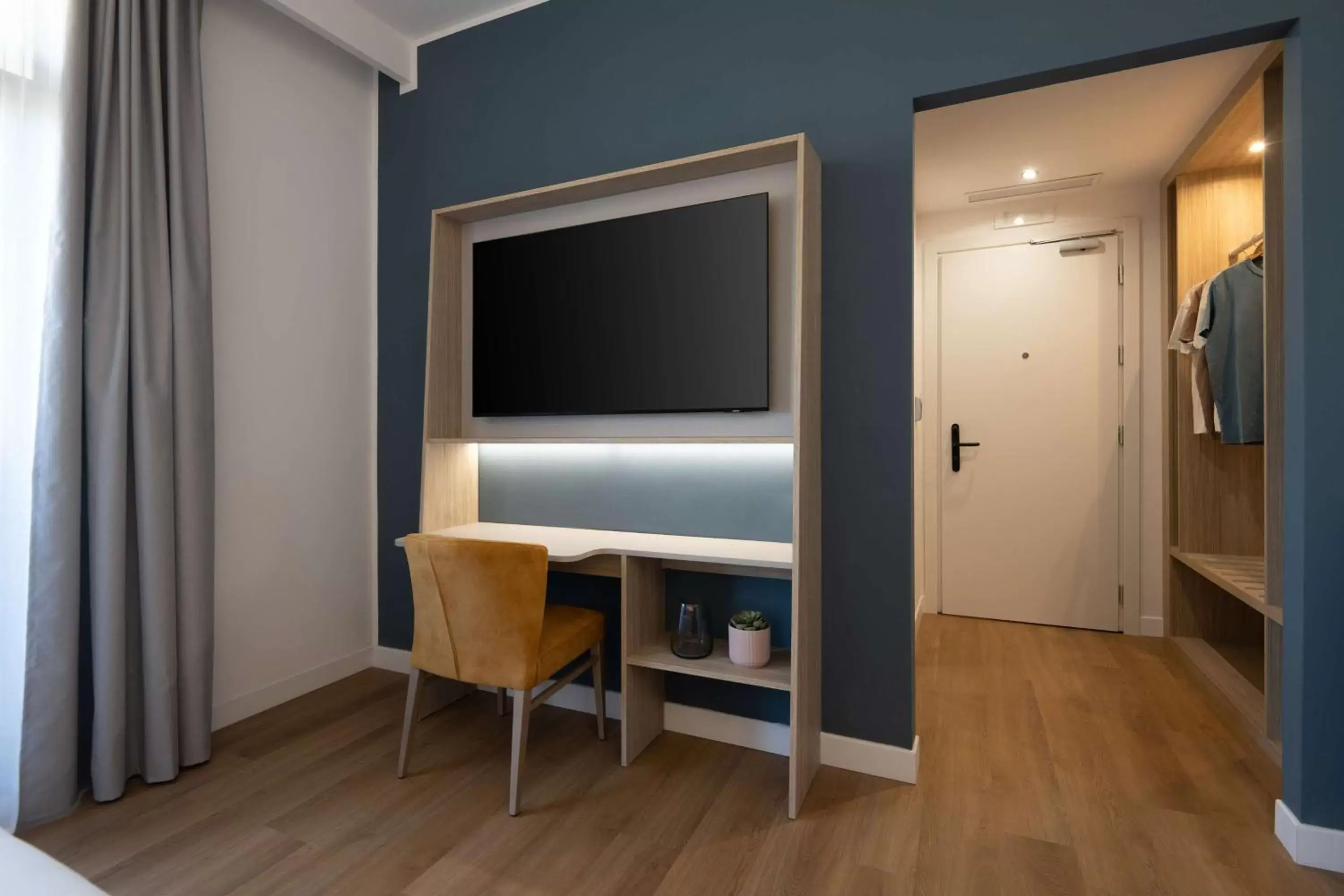 Bedroom, TV/Entertainment Center in Hampton by Hilton Rome North Fiano Romano