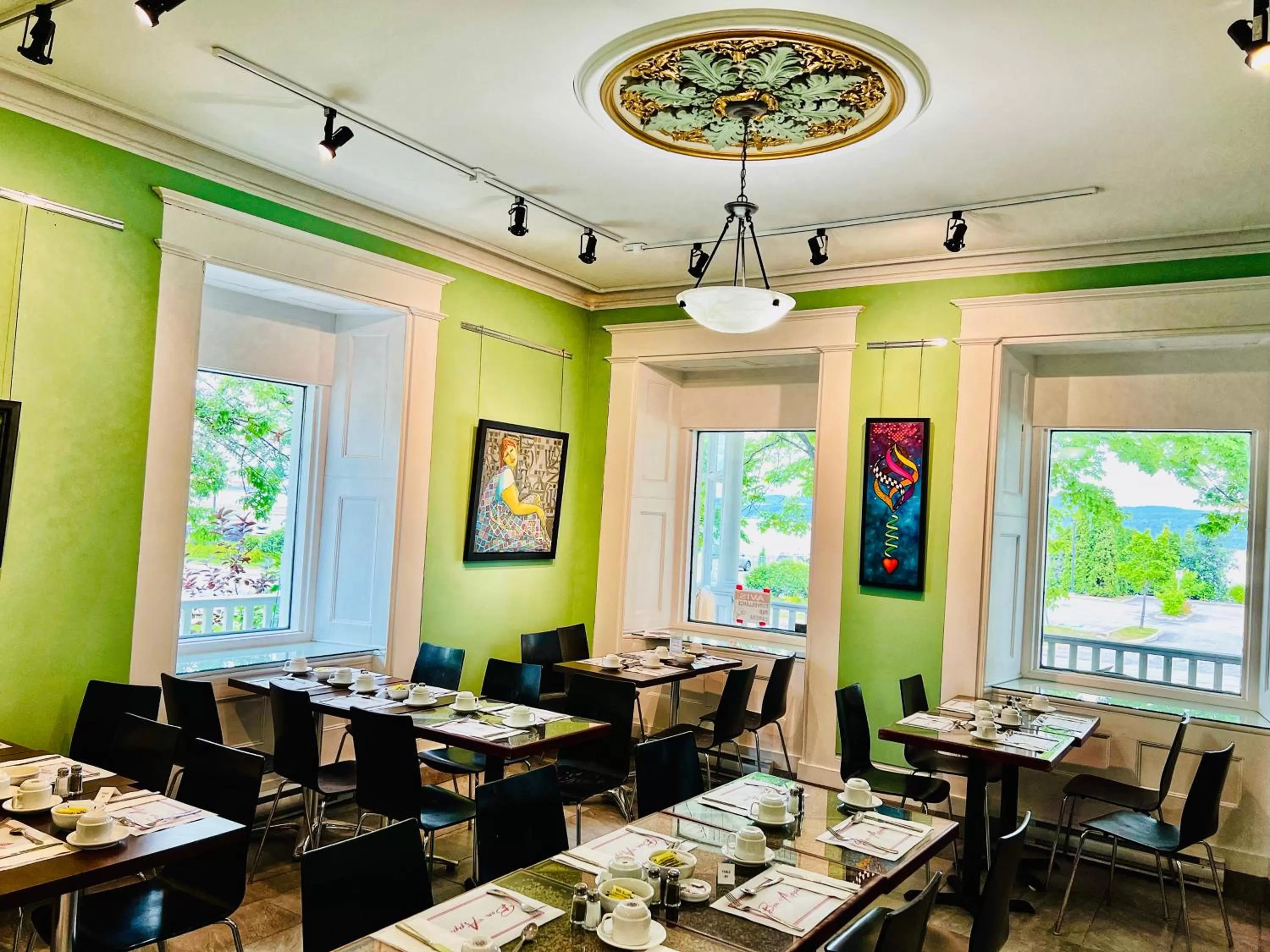 Restaurant/places to eat in Auberge Le St-Alexis