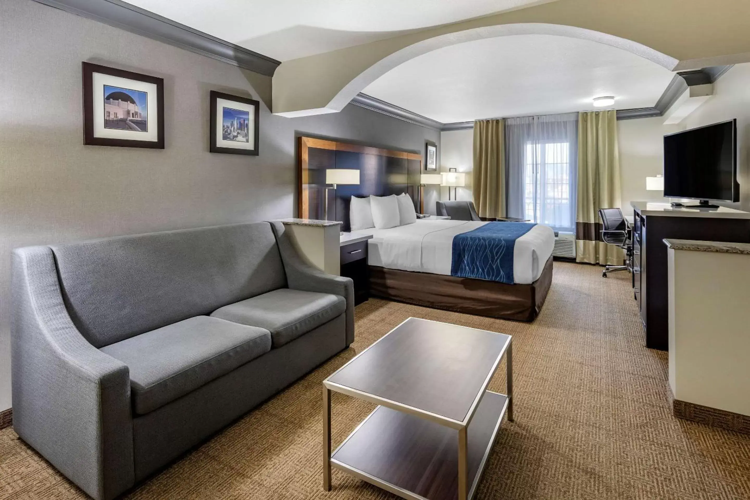 Bedroom in Comfort Inn & Suites Near Universal - North Hollywood – Burbank