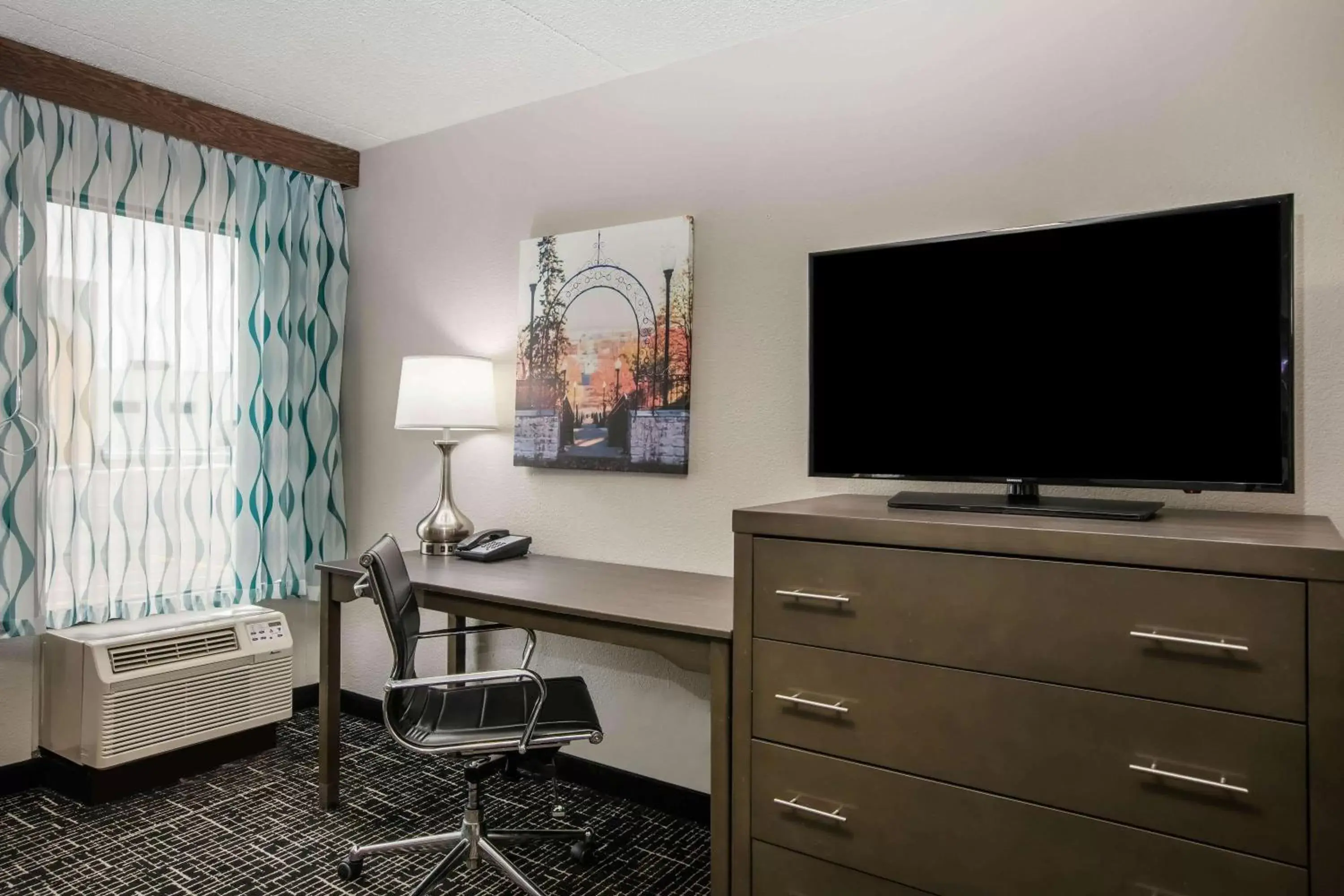 Photo of the whole room, TV/Entertainment Center in La Quinta Inn by Wyndham Davenport & Conference Center