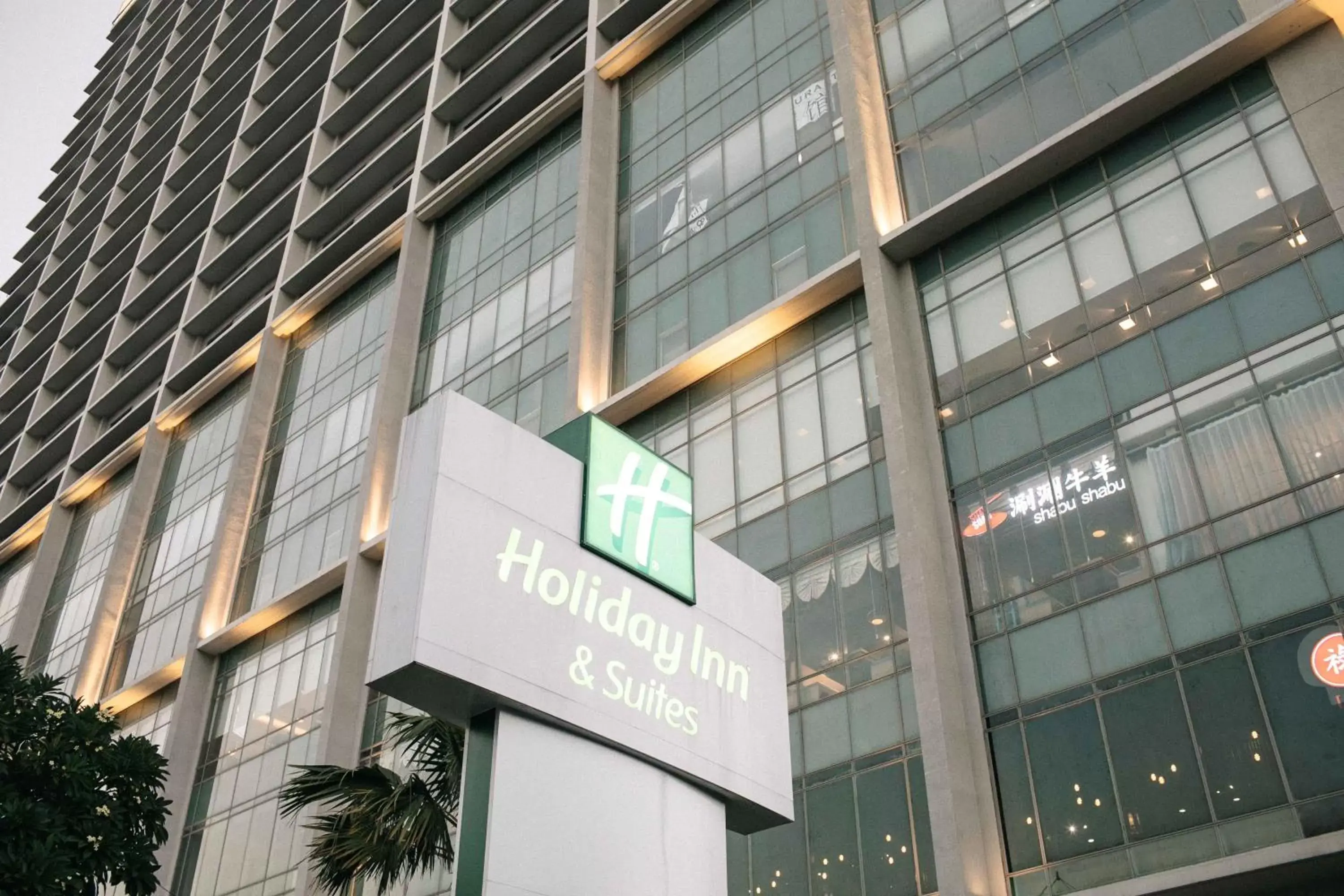 Property building in Holiday Inn & Suites Jakarta Gajah Mada by IHG Property building in Holiday Inn & Suites Jakarta Gajah Mada by IHG