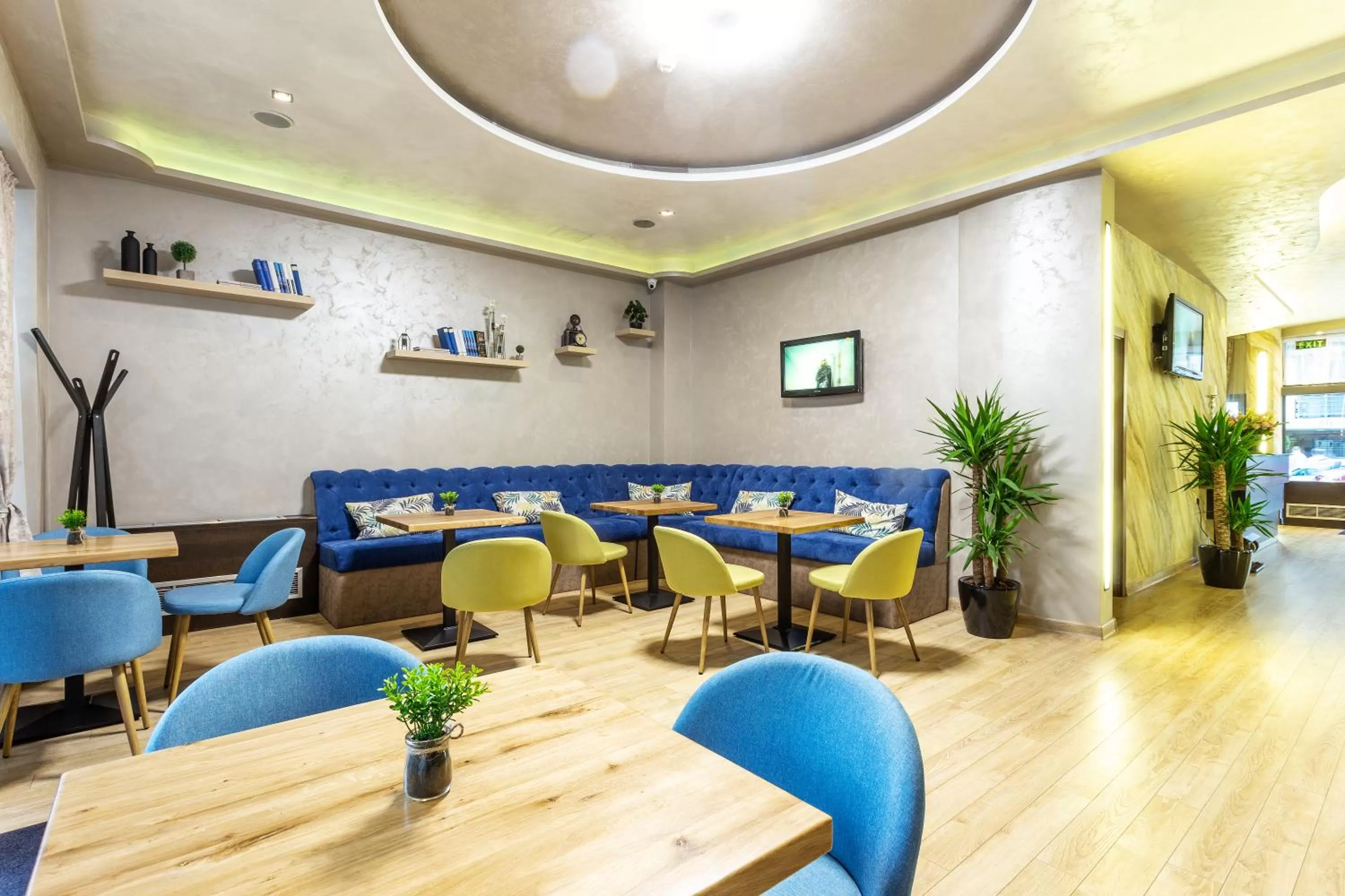 Lounge or bar in City Avenue Hotel by HMG-Free Parking-Free Wi-Fi