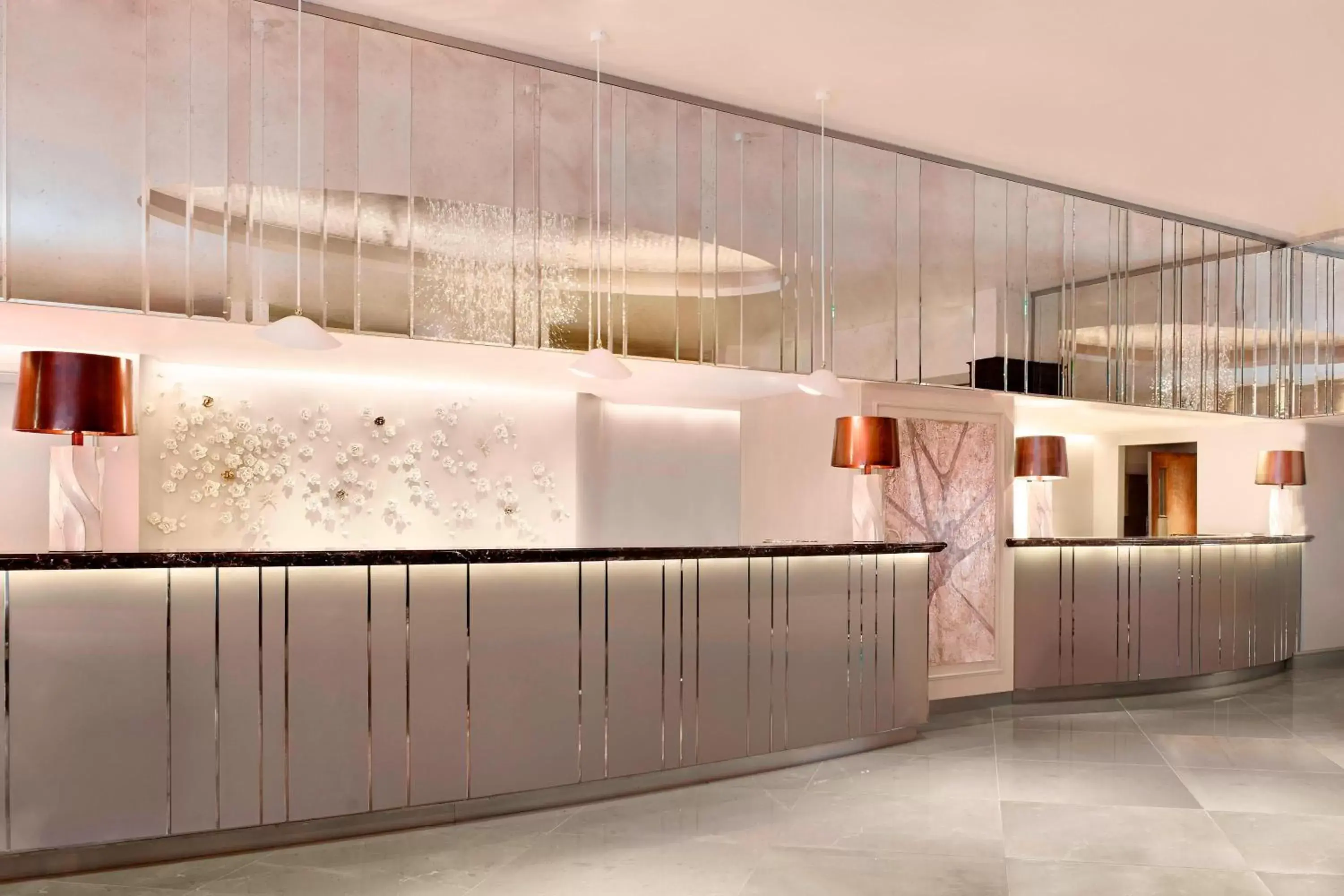 Lobby or reception, Kitchen/Kitchenette in The Park Tower Knightsbridge, a Luxury Collection Hotel, London