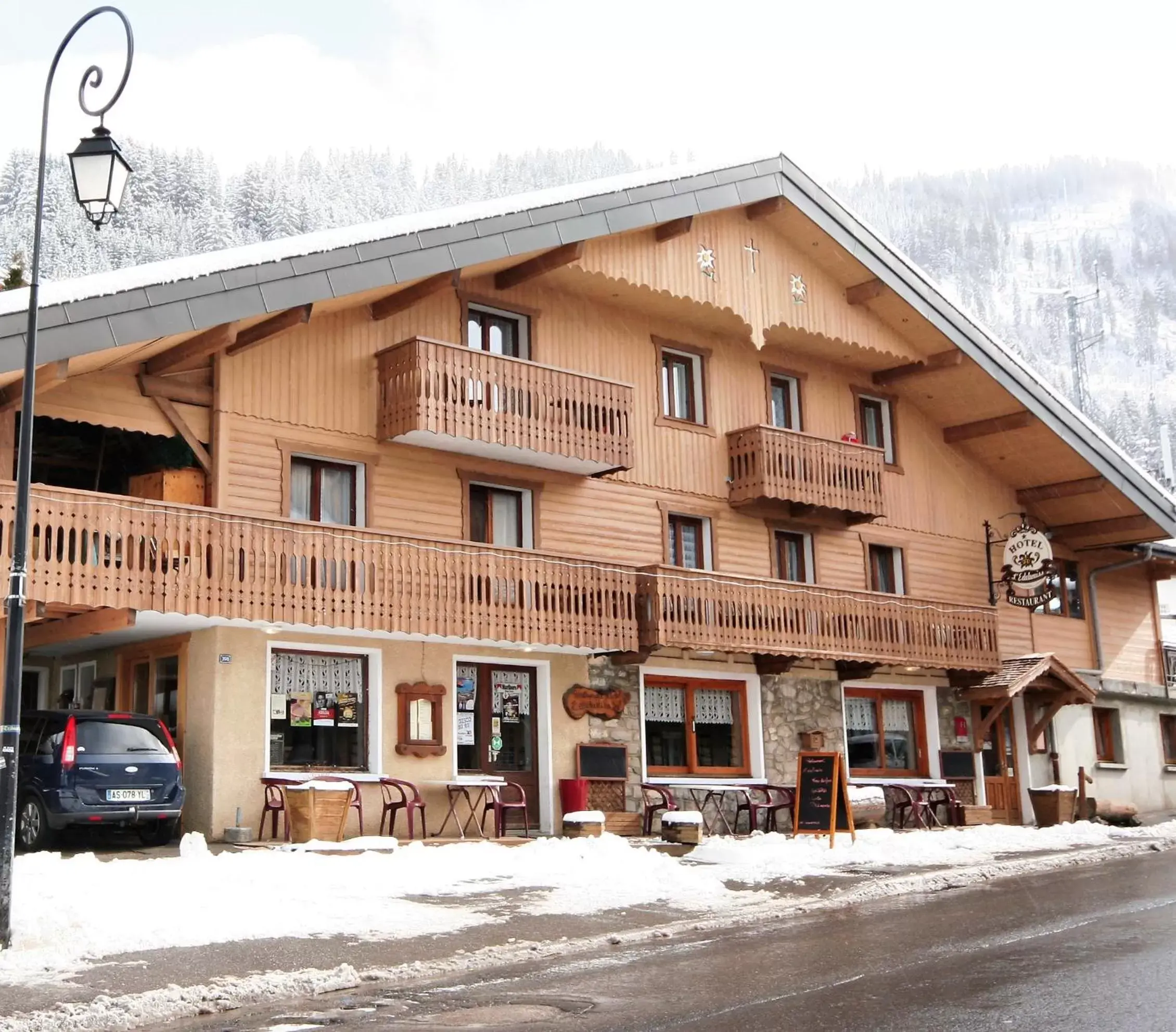 Facade/entrance, Winter in Hôtel l'Edelweiss