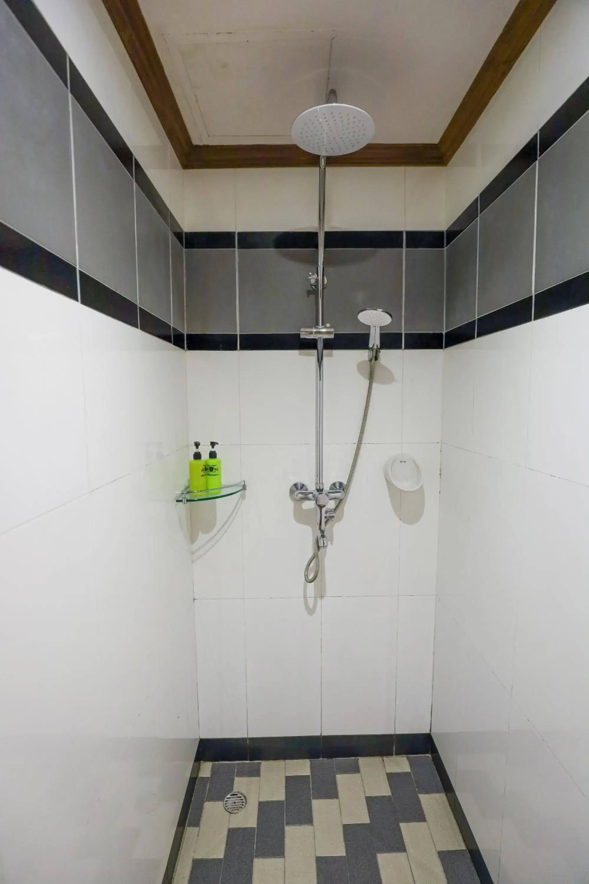 Shower, Bathroom in Tara Court Hotel
