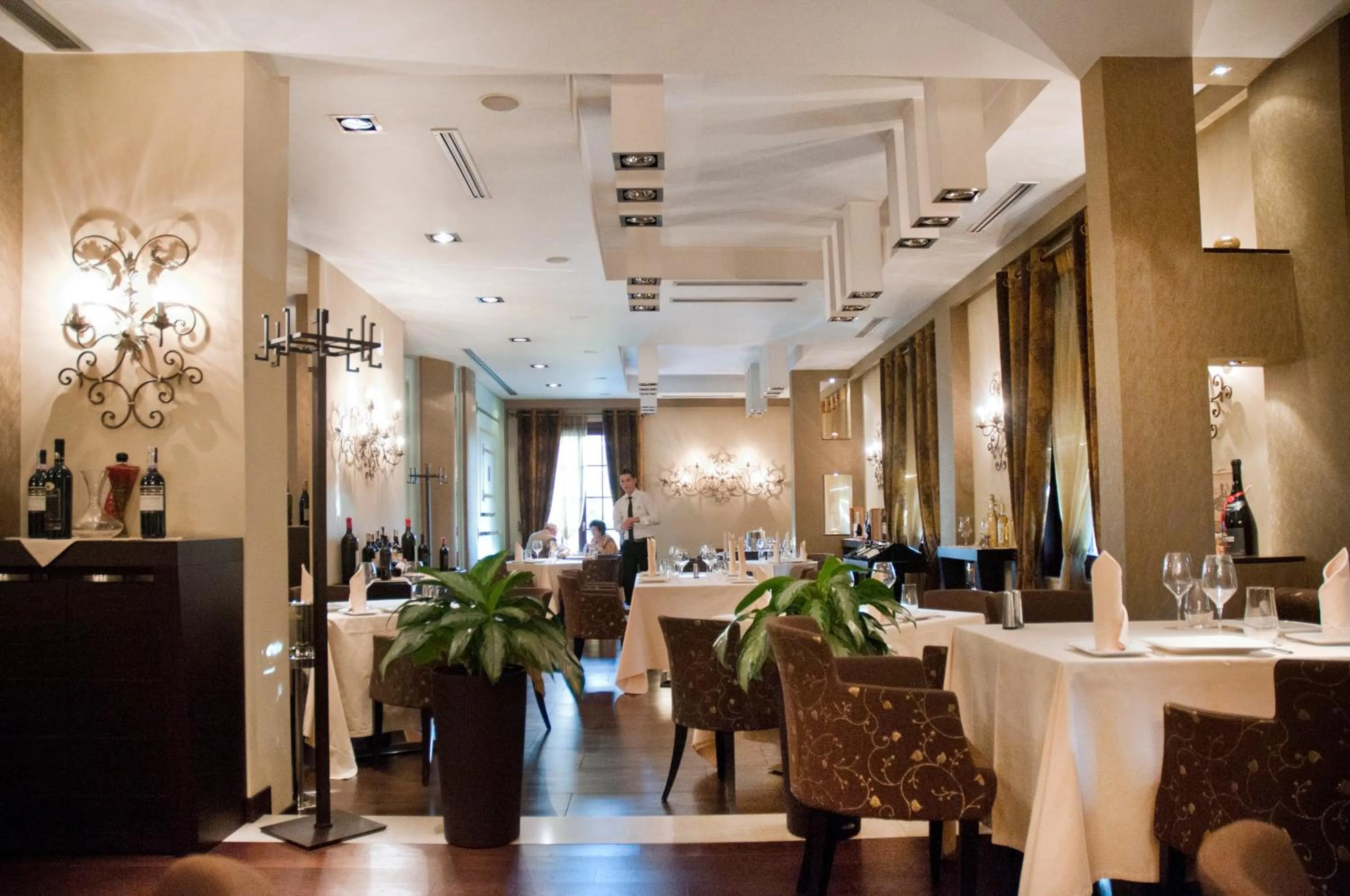 Restaurant/places to eat in MonarC Hotel