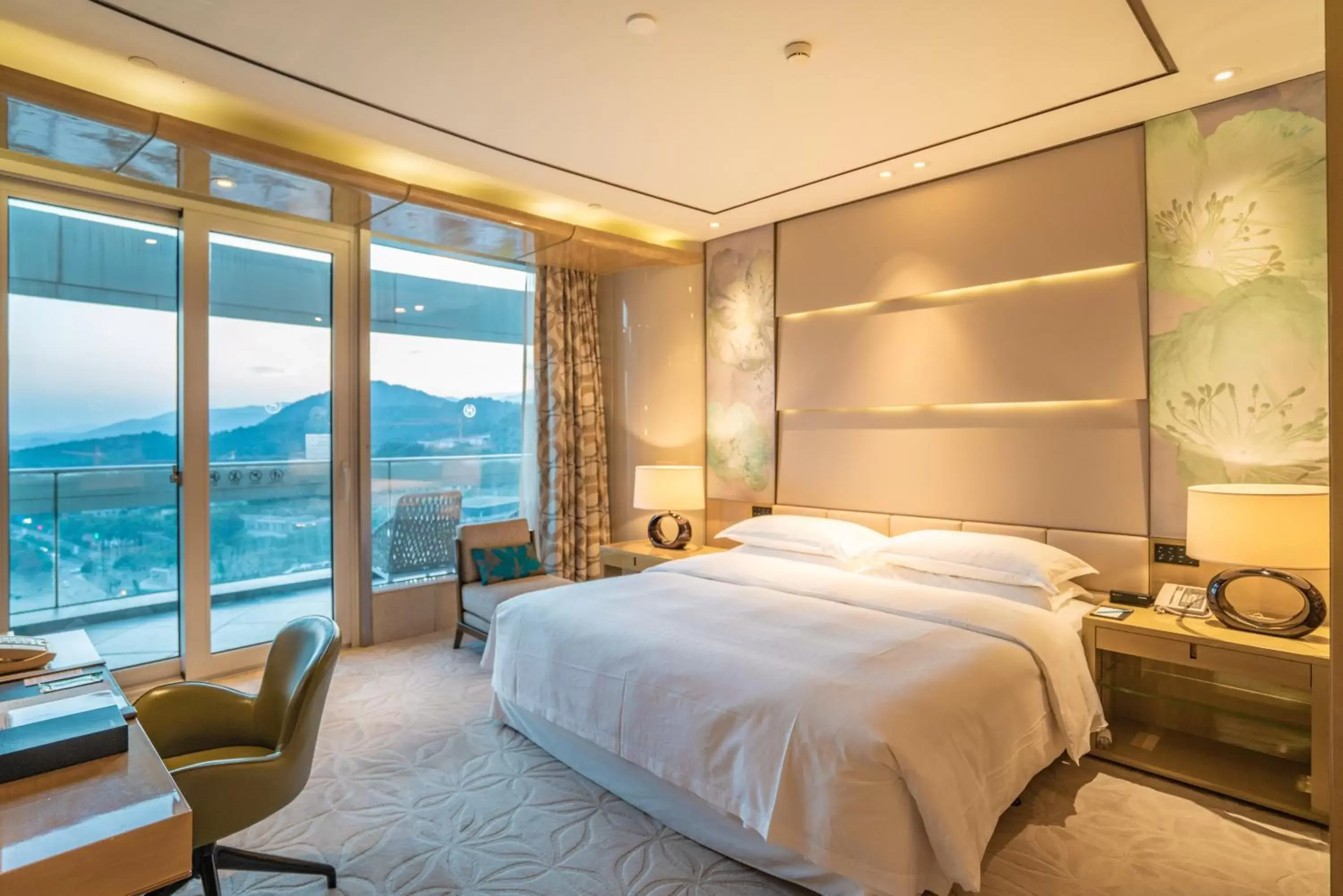 Bed, Mountain View in Sheraton Huzhou Taihu Lake Hot Spring Resort & Spa