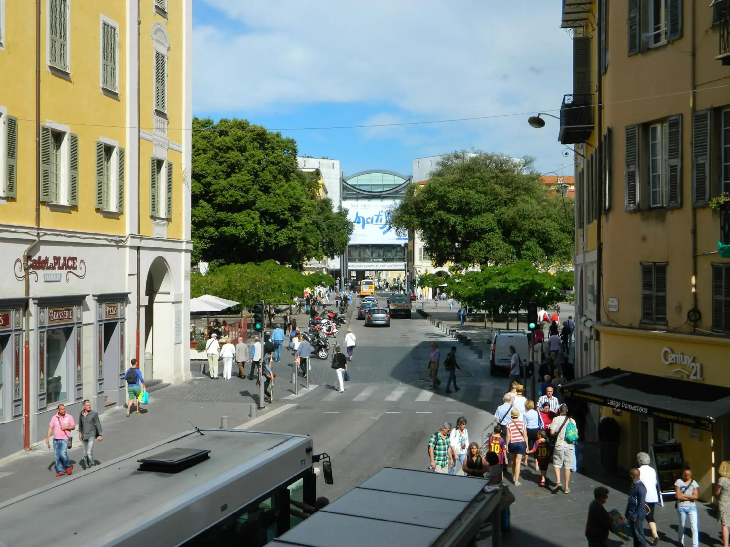 City view in Hotel Le G (ex Le Geneve)