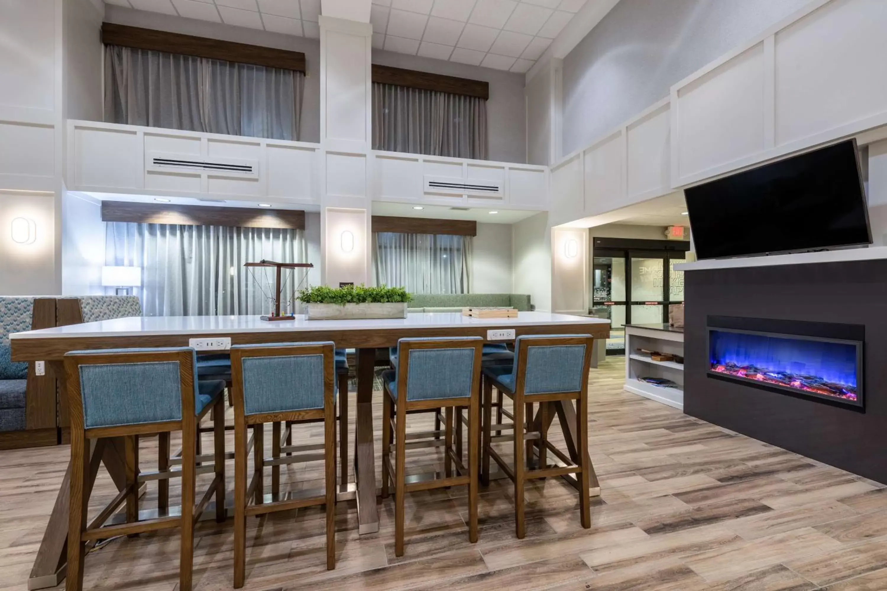 Lobby or reception, Lounge/Bar in Newly Renovated-Hampton Inn & Suites Casper