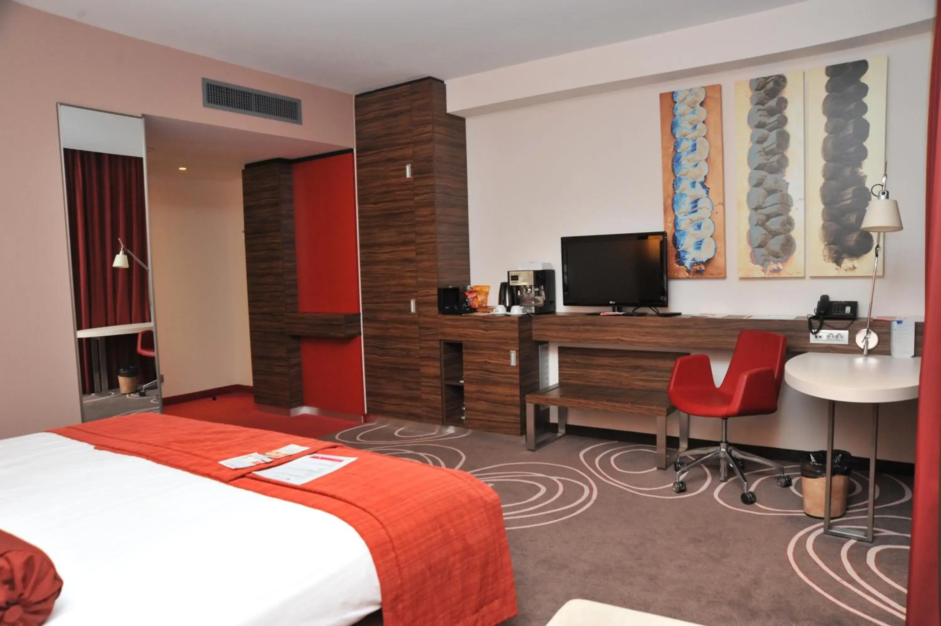 Bedroom, TV/Entertainment Center in Hotel Ramada Pitesti