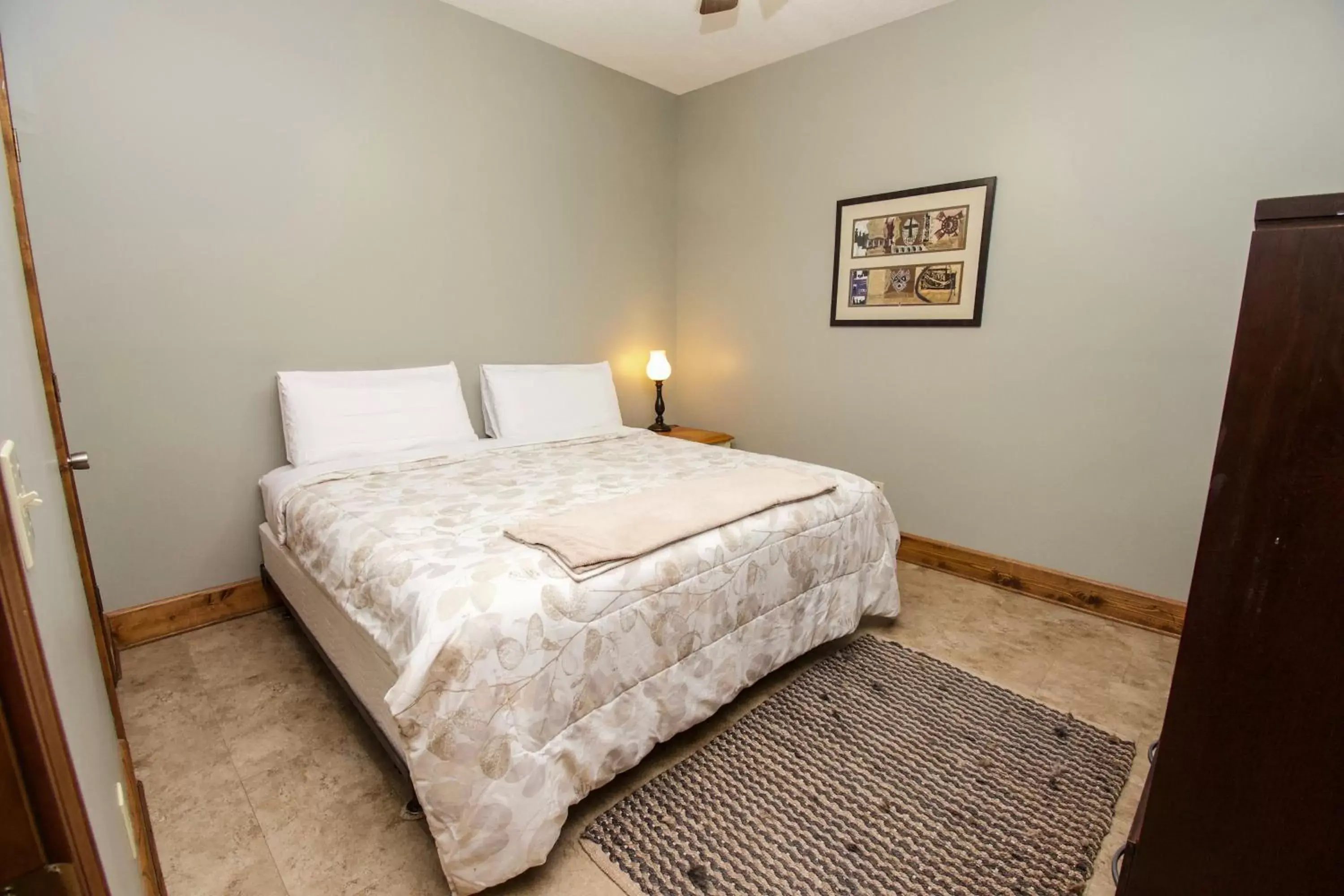 Bed in Paradise Hills, Winery Resort & Spa