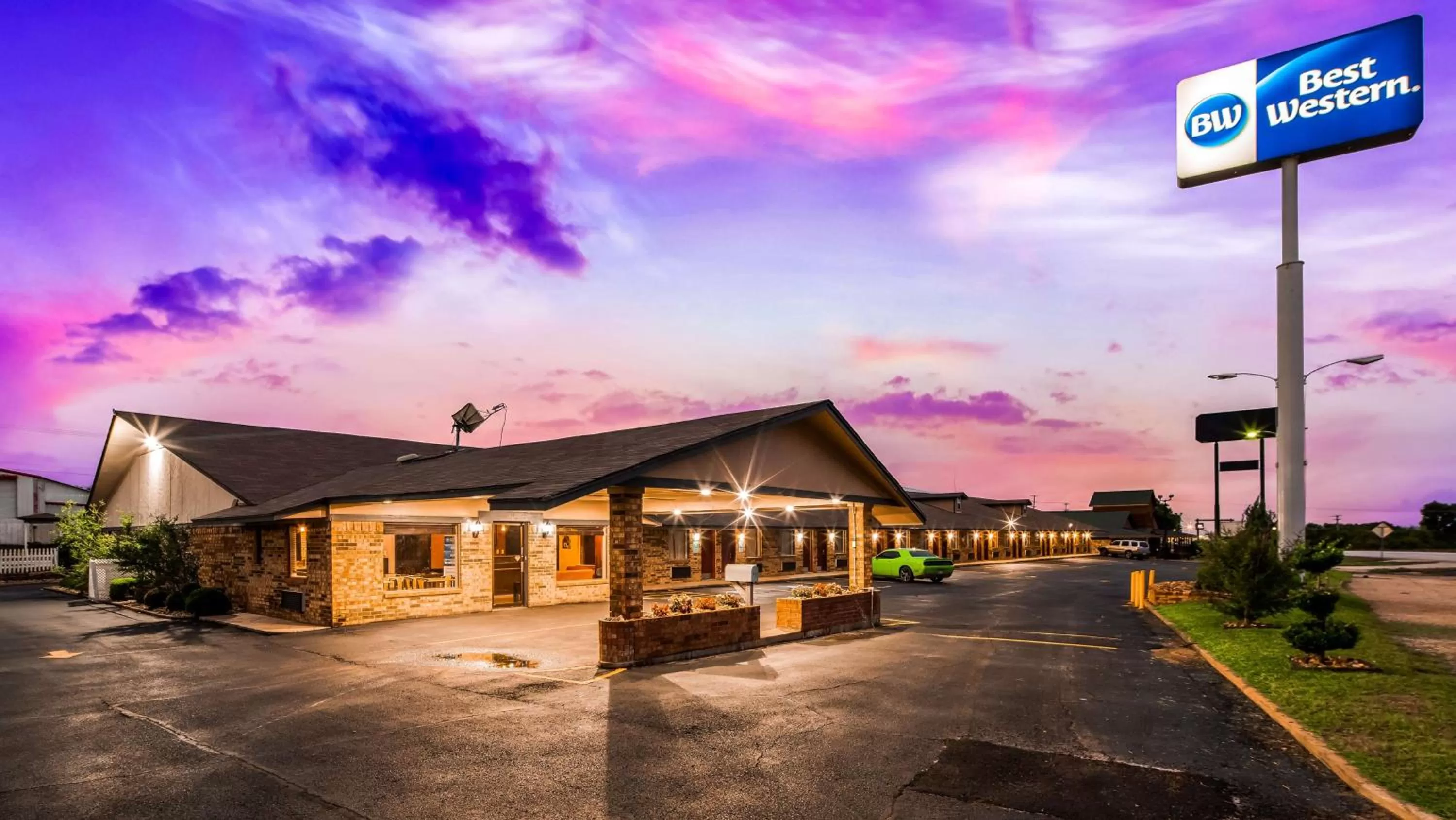 Property Building in Best Western Decatur Inn